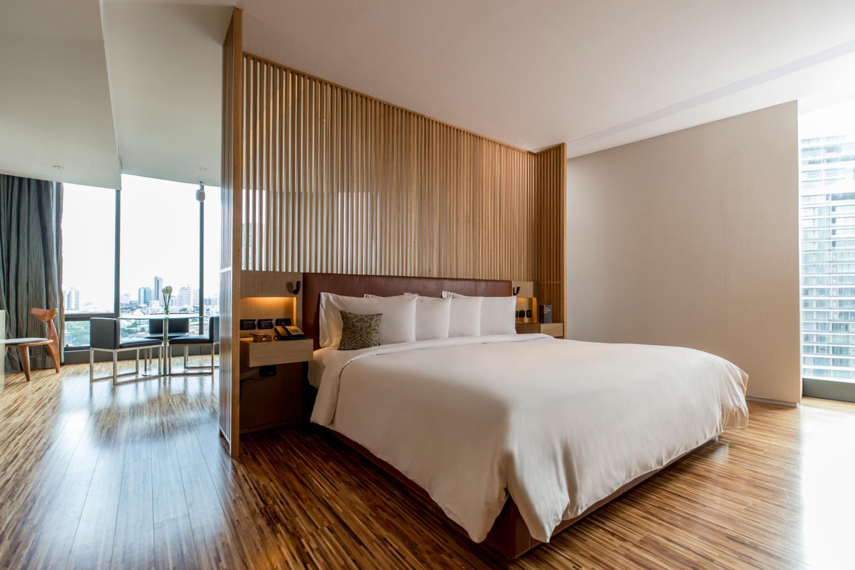 SO King Studio Room with Skyline City View and Club Signature Benefits