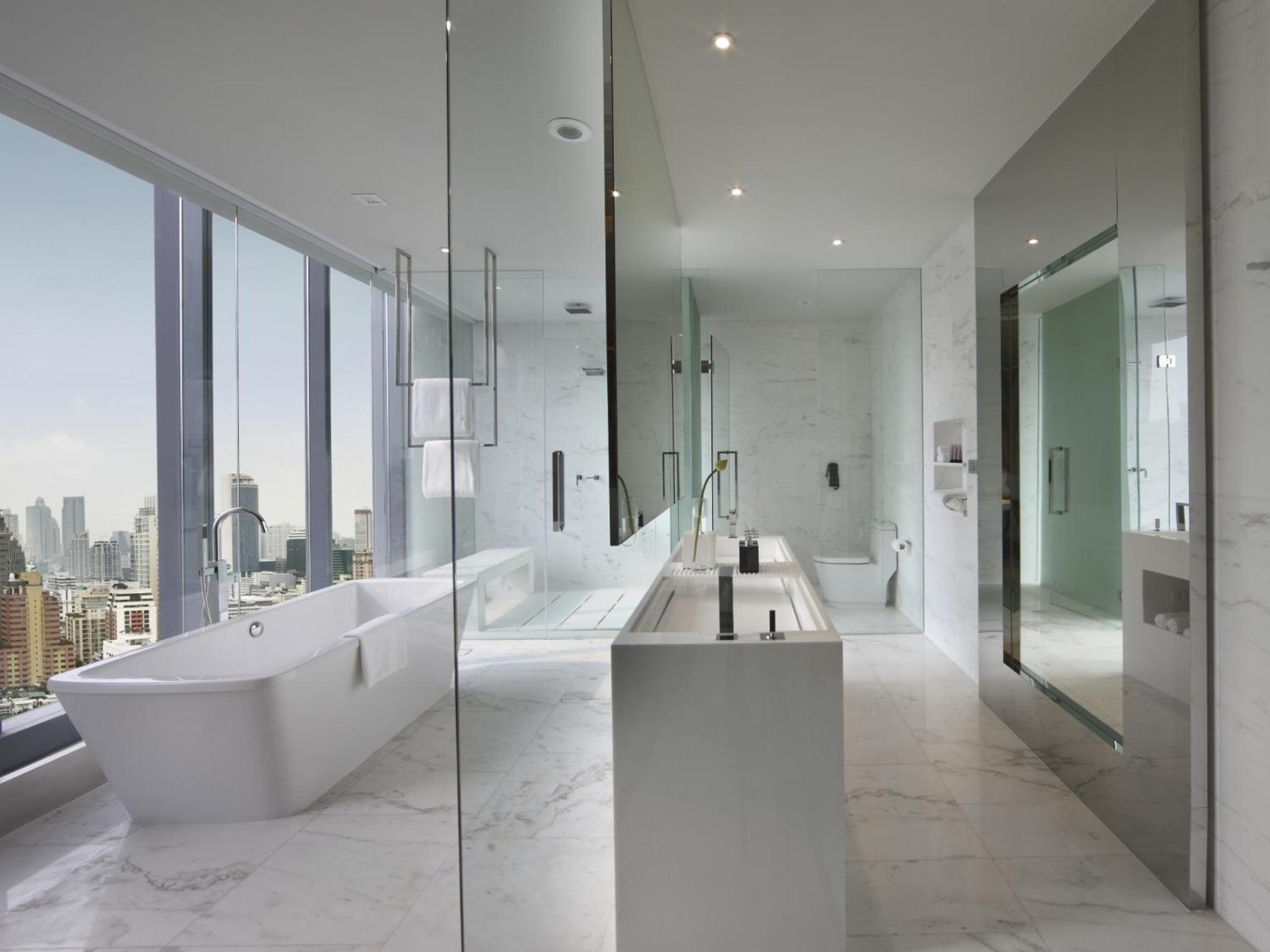 SO King Studio Room with Skyline City View and Club Signature Benefits