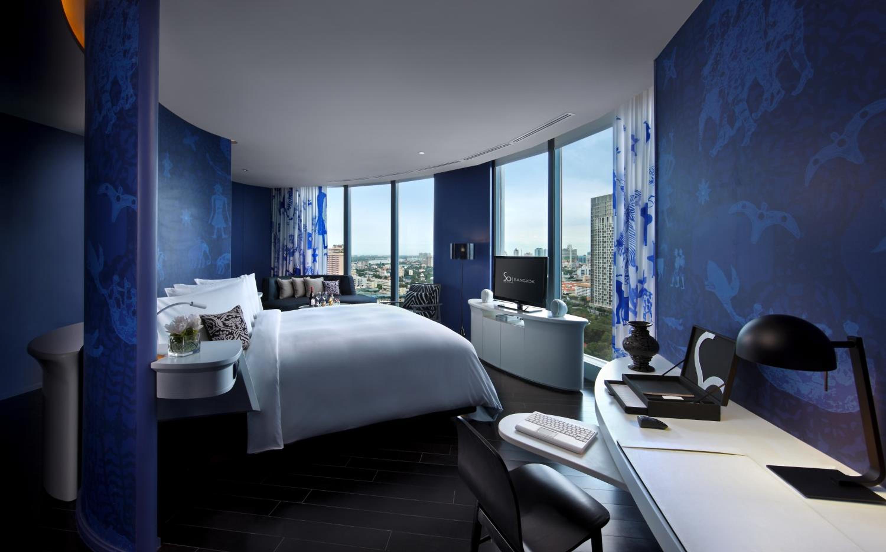 SO King Studio Room with Skyline City View and Club Signature Benefits