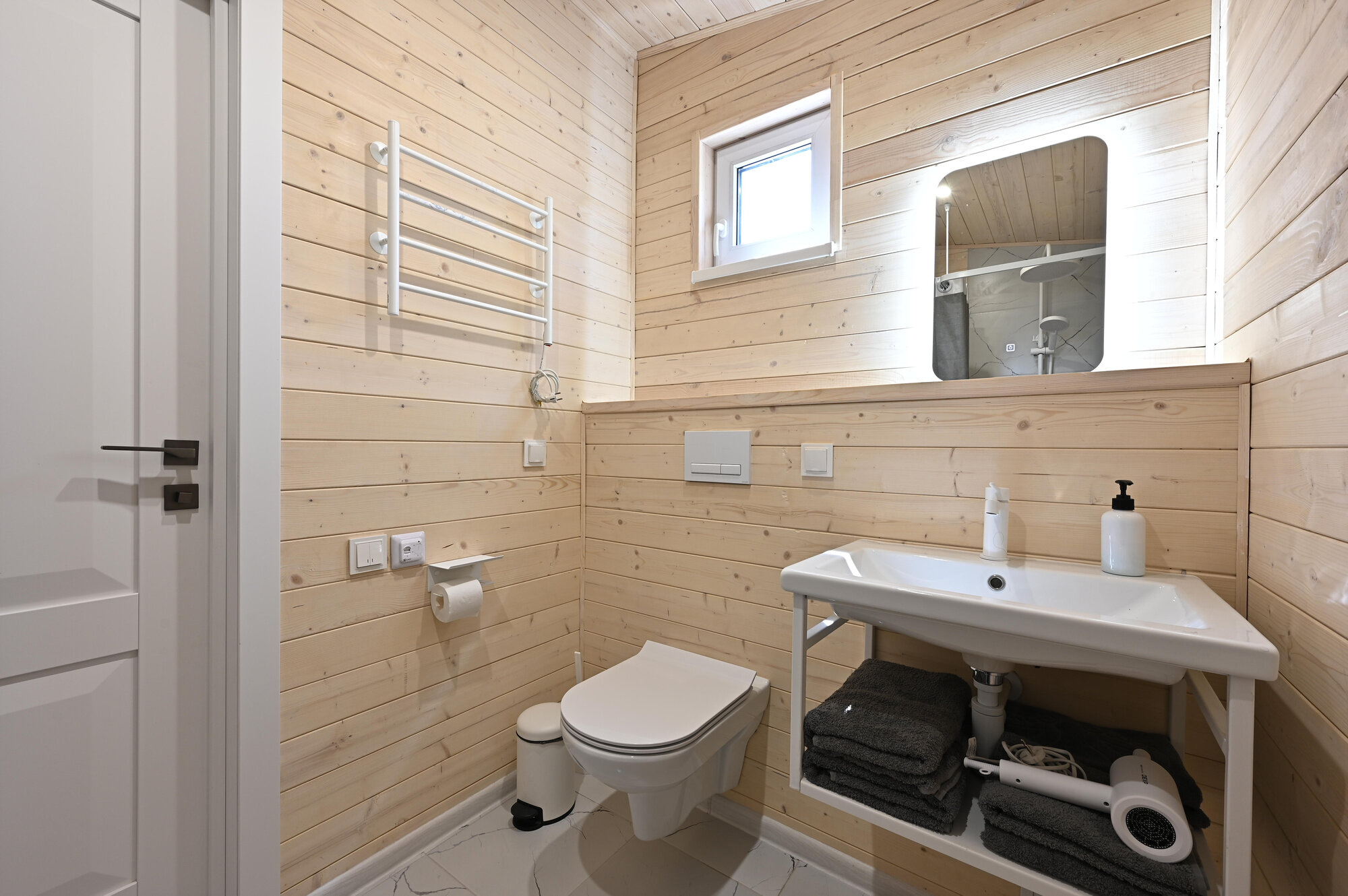 Мини-Барнхаус с видом на лес