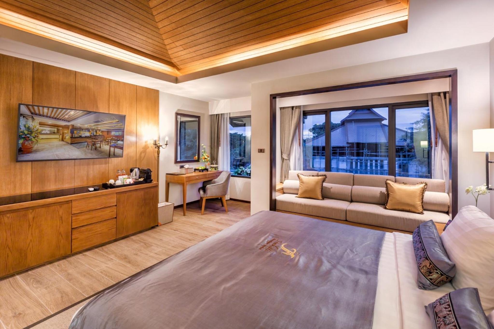 Executive Suite with Daybed