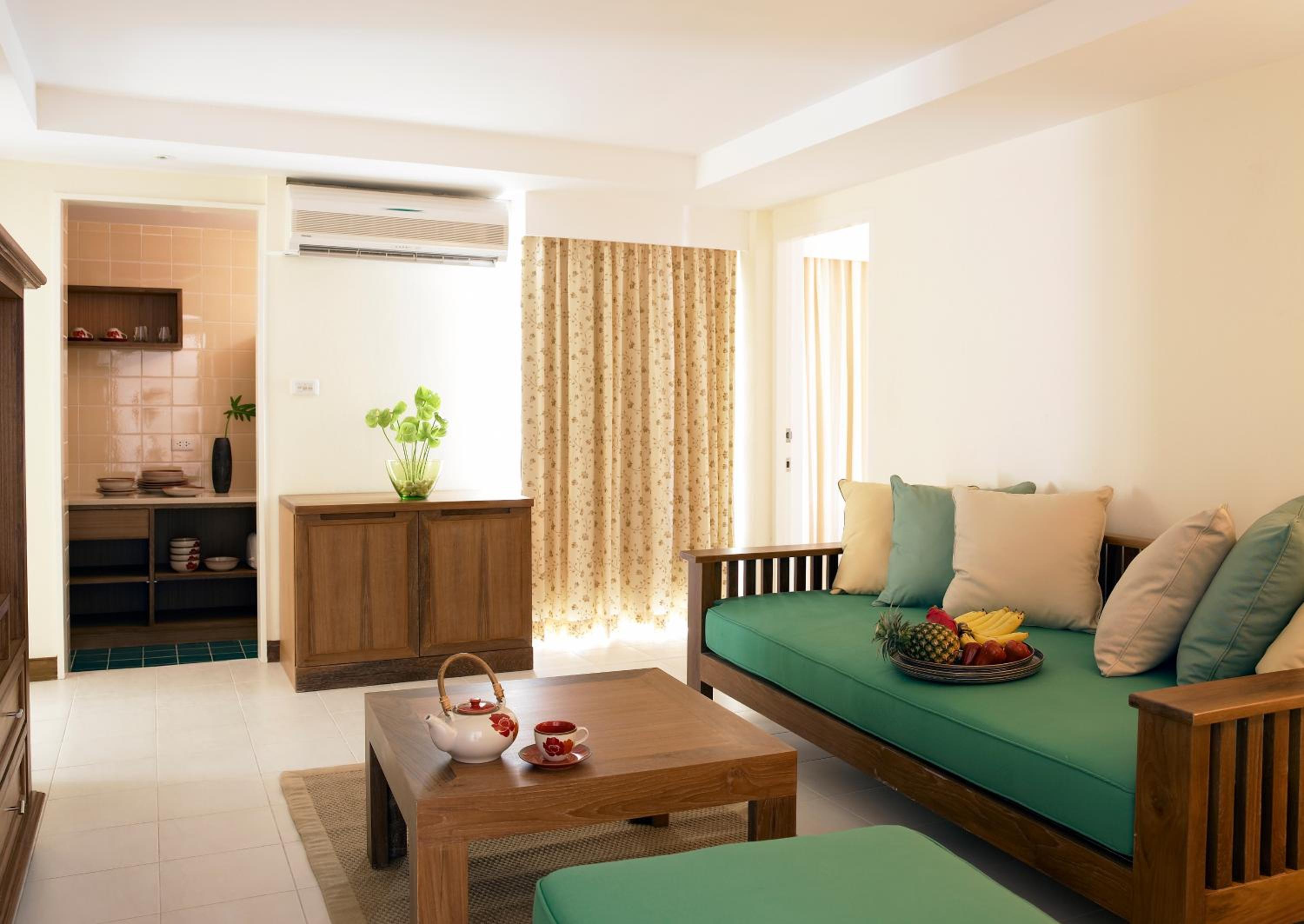 One-Bedroom Queen Suite