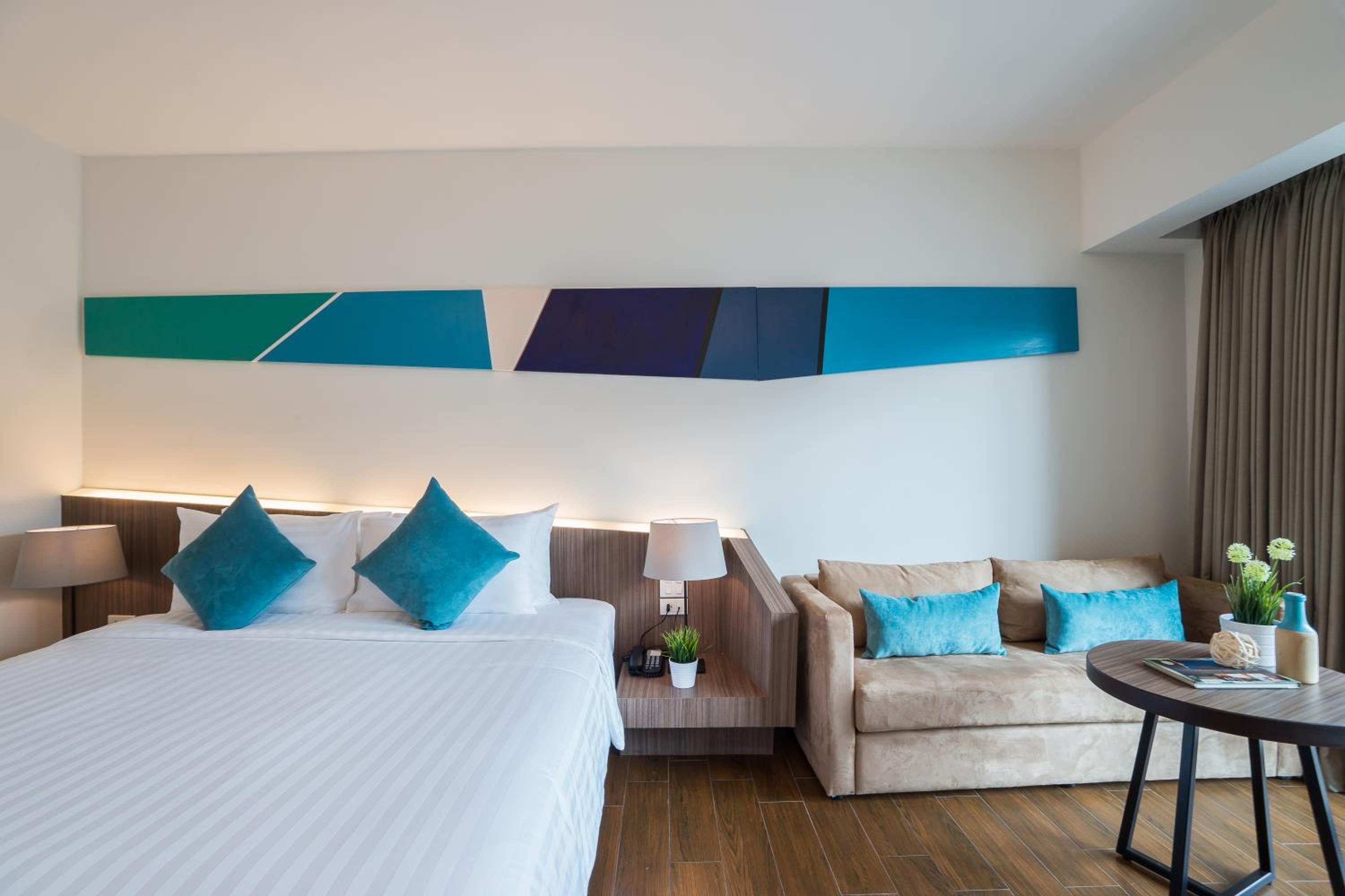 Deluxe Premier Pool View Room