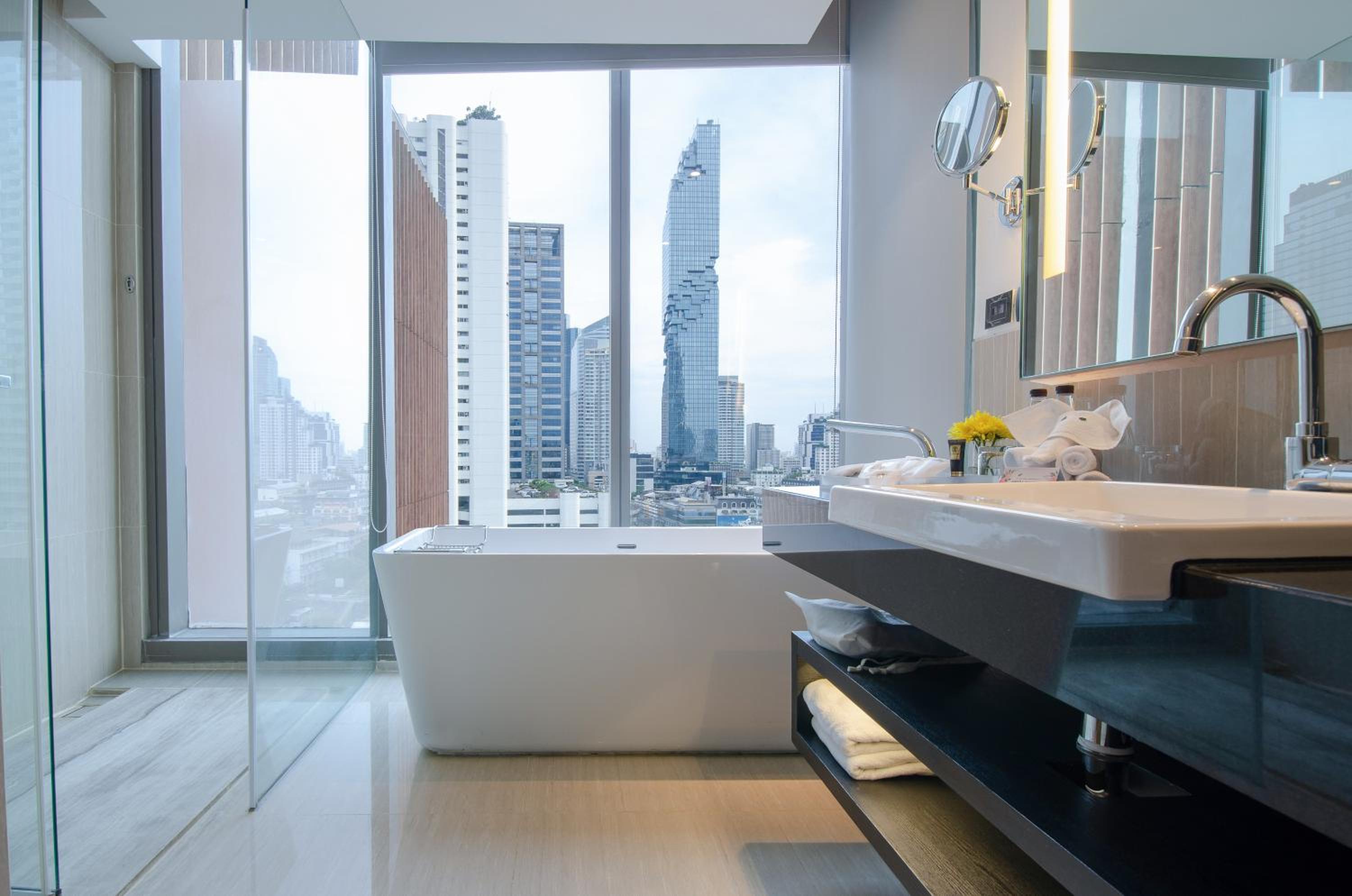 Club 10 Double Room with Lounge Access 