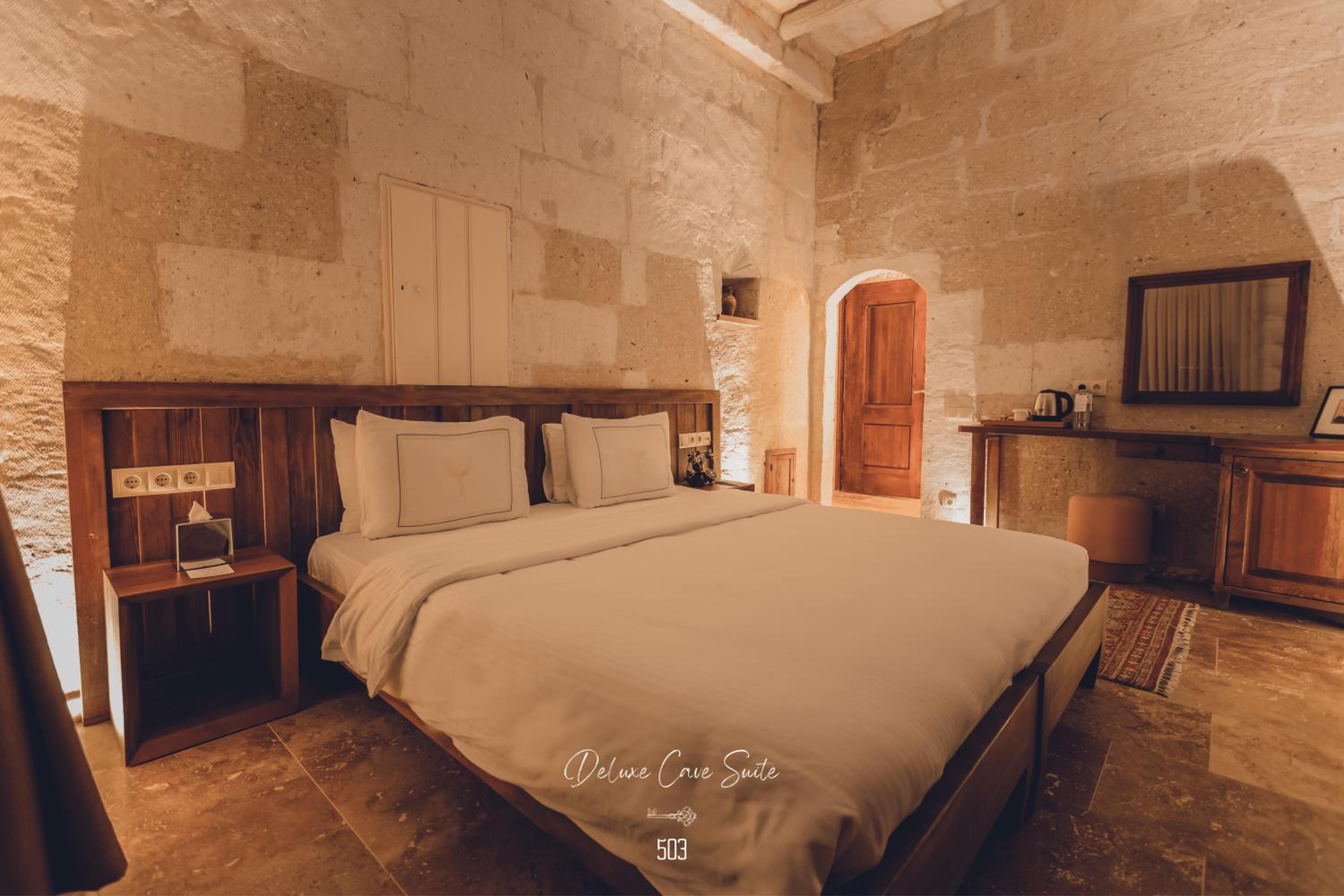 Deluxe Cave Suite With Fireplace