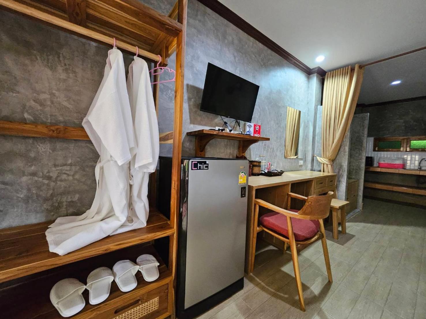  Superior Double Room with Pool Access