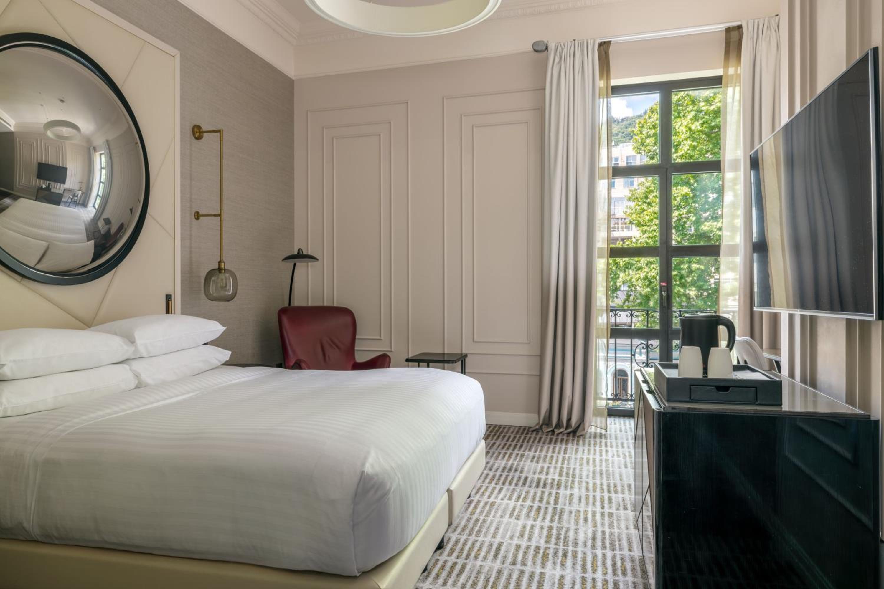 Executive Room, Executive lounge access, Larger Guest room, 1 King