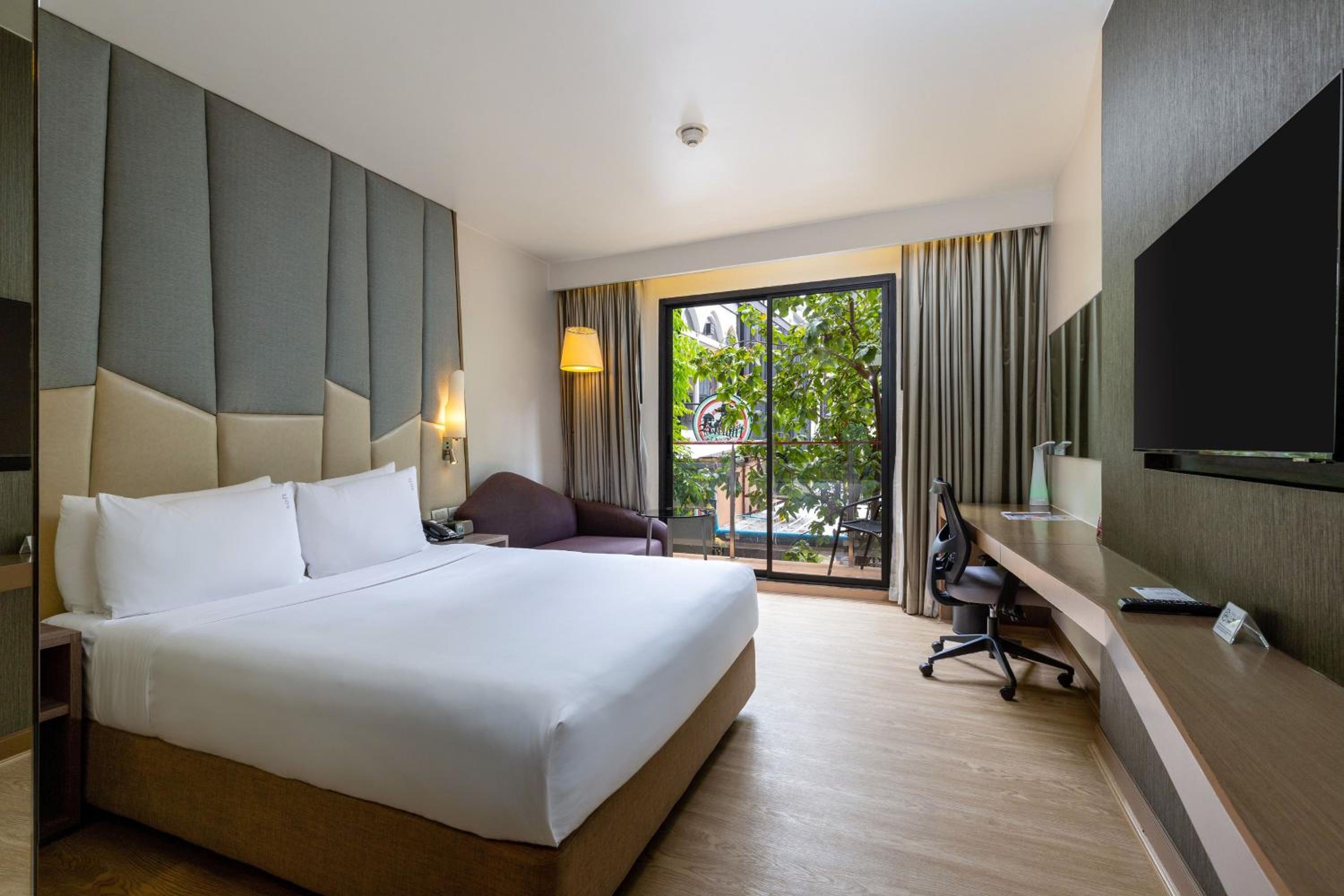 Standard Queen Room with Balcony and Free Breakfast