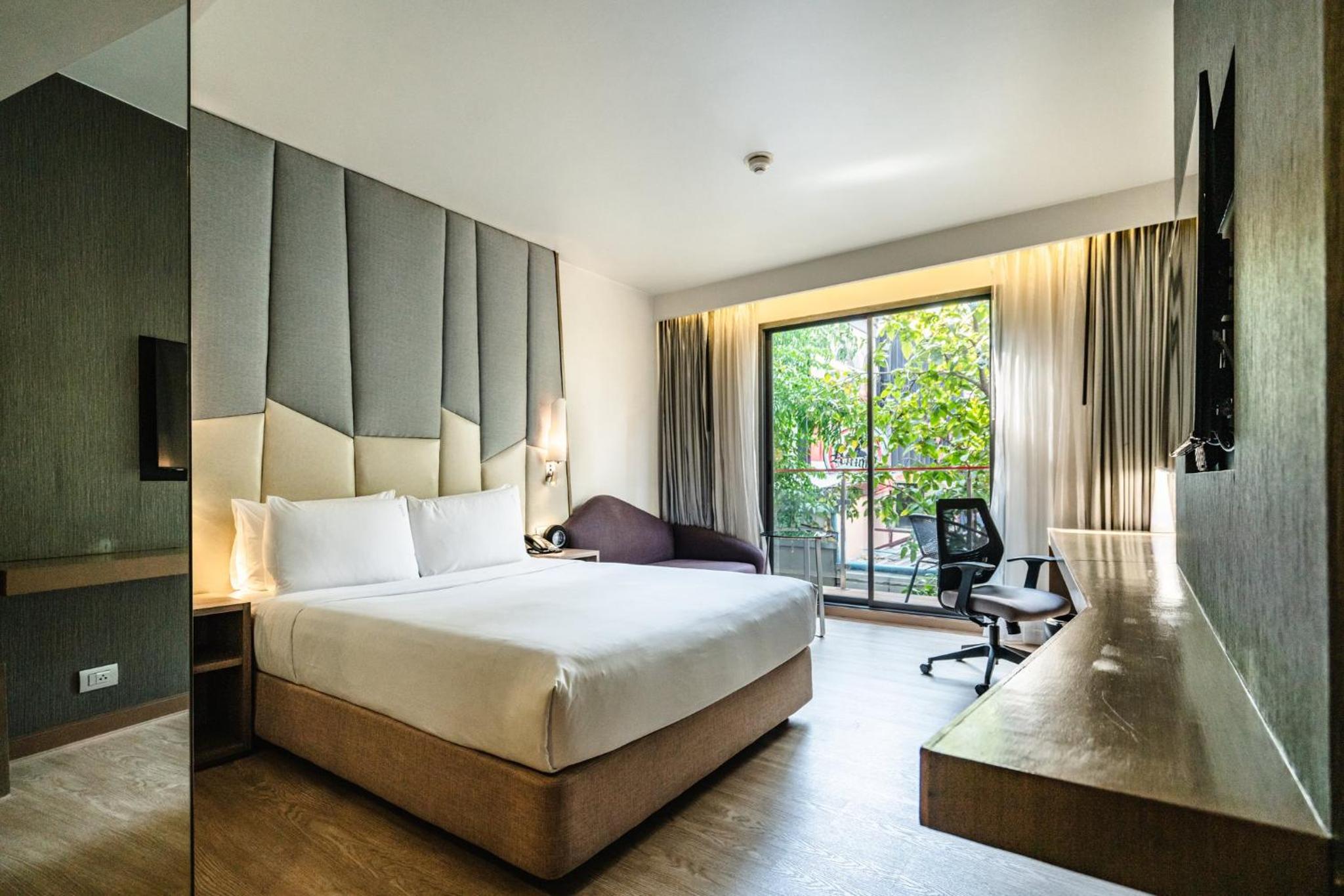 Standard Queen Room with Balcony and Free Breakfast