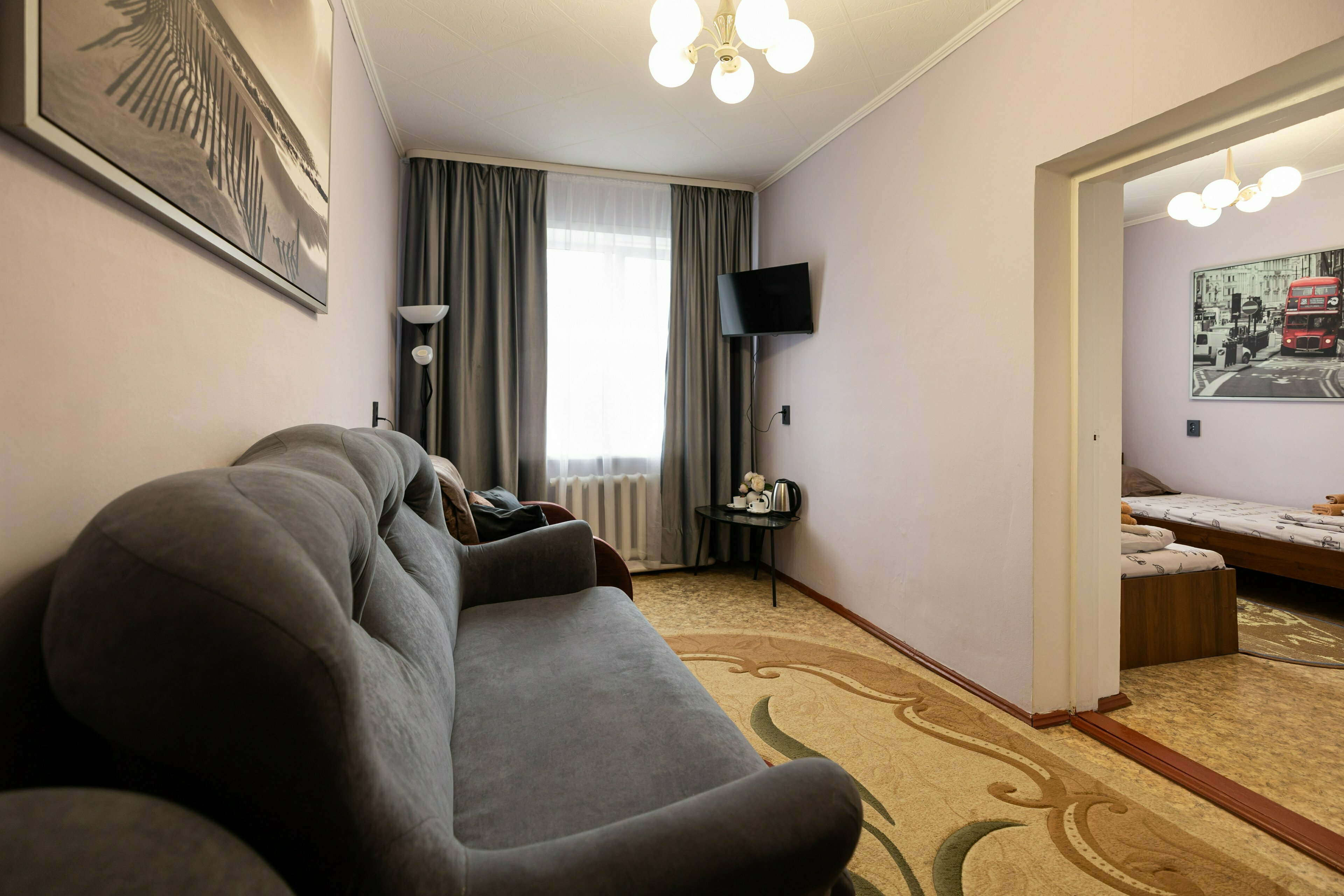 Двухкомнатный стандартный номер с двумя односпальными и кроватями и доп местом