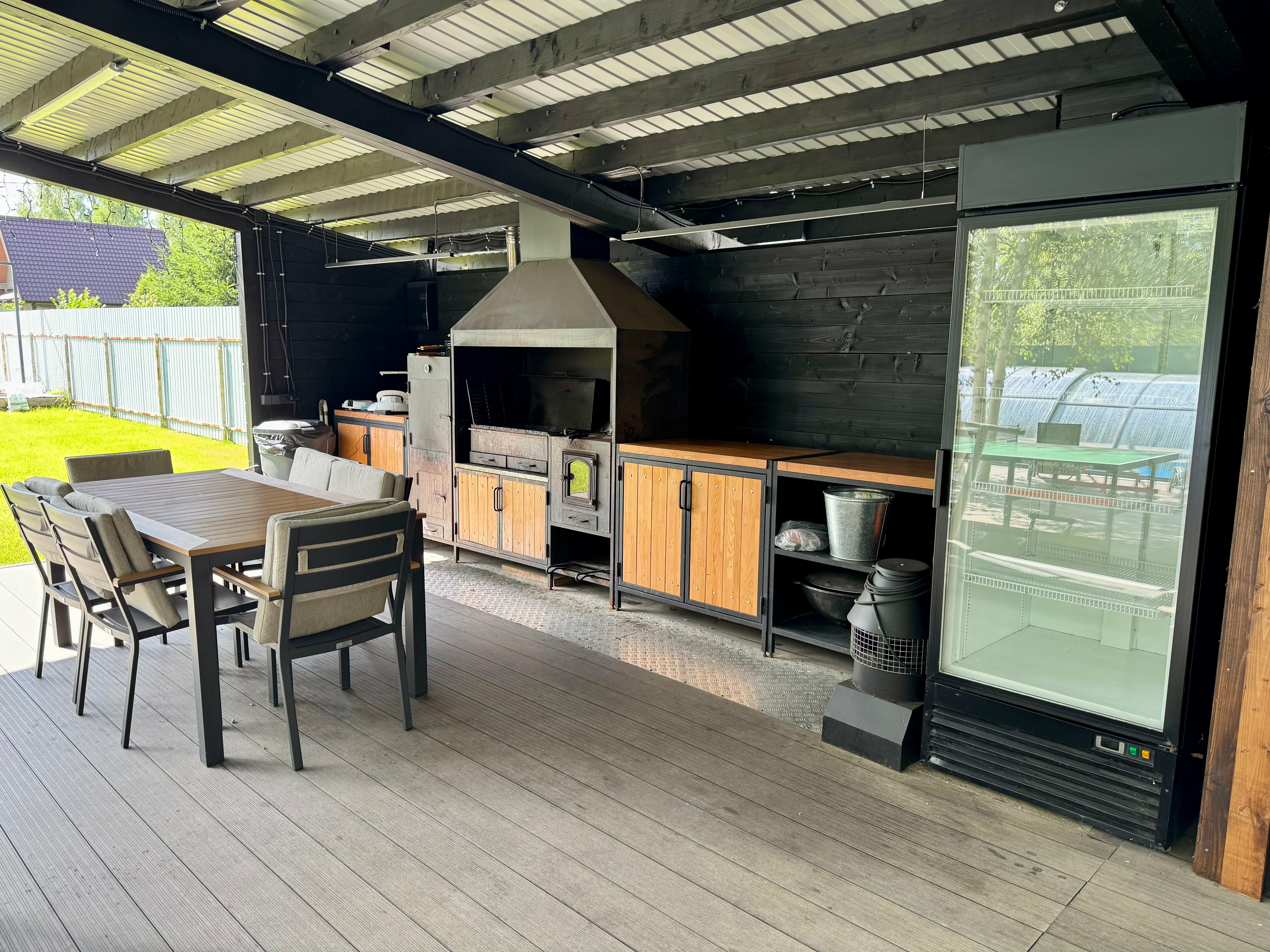 Дом с летним бассейном (4 спальни)