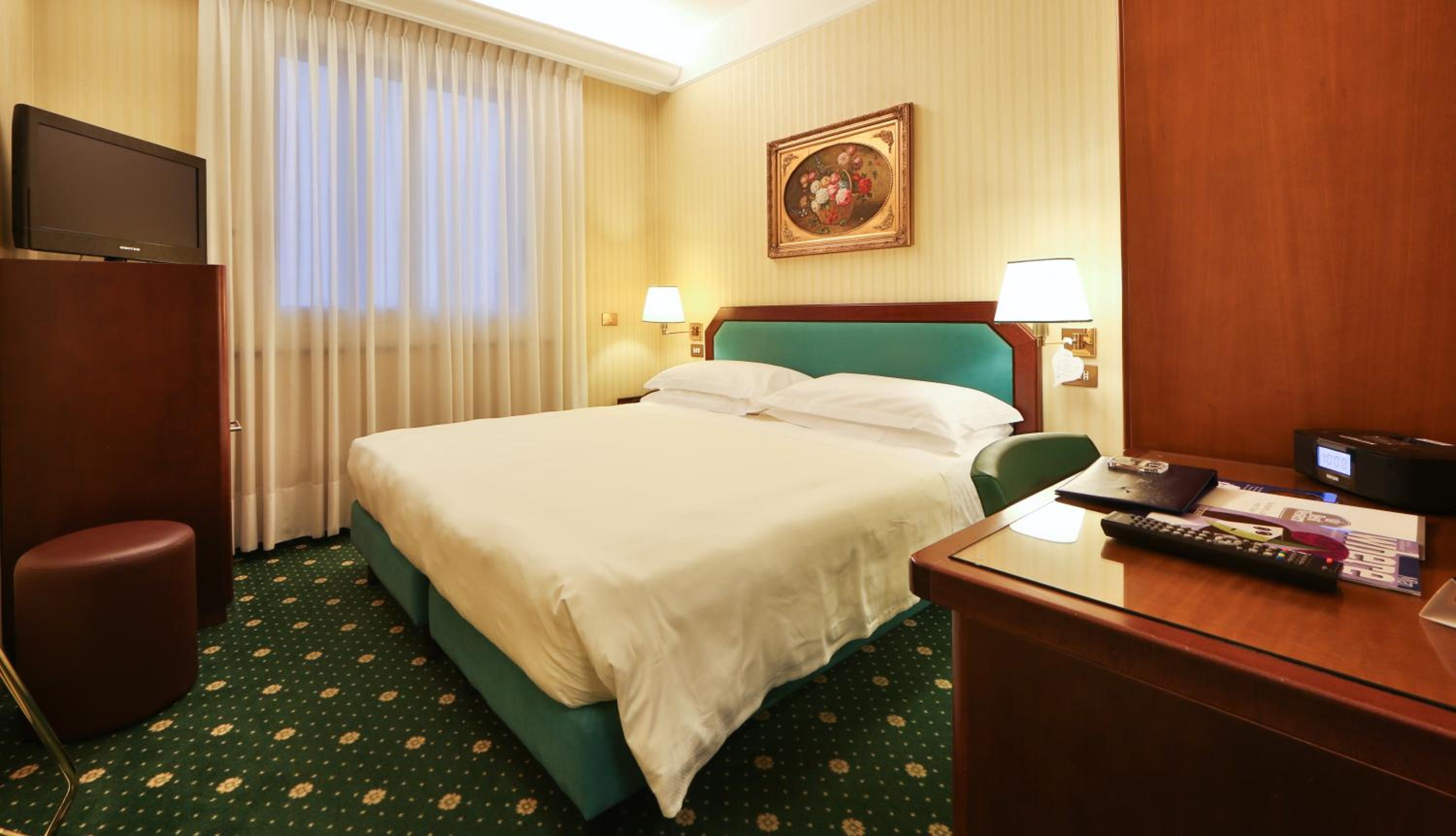 Standard Queen Room with Single Bed