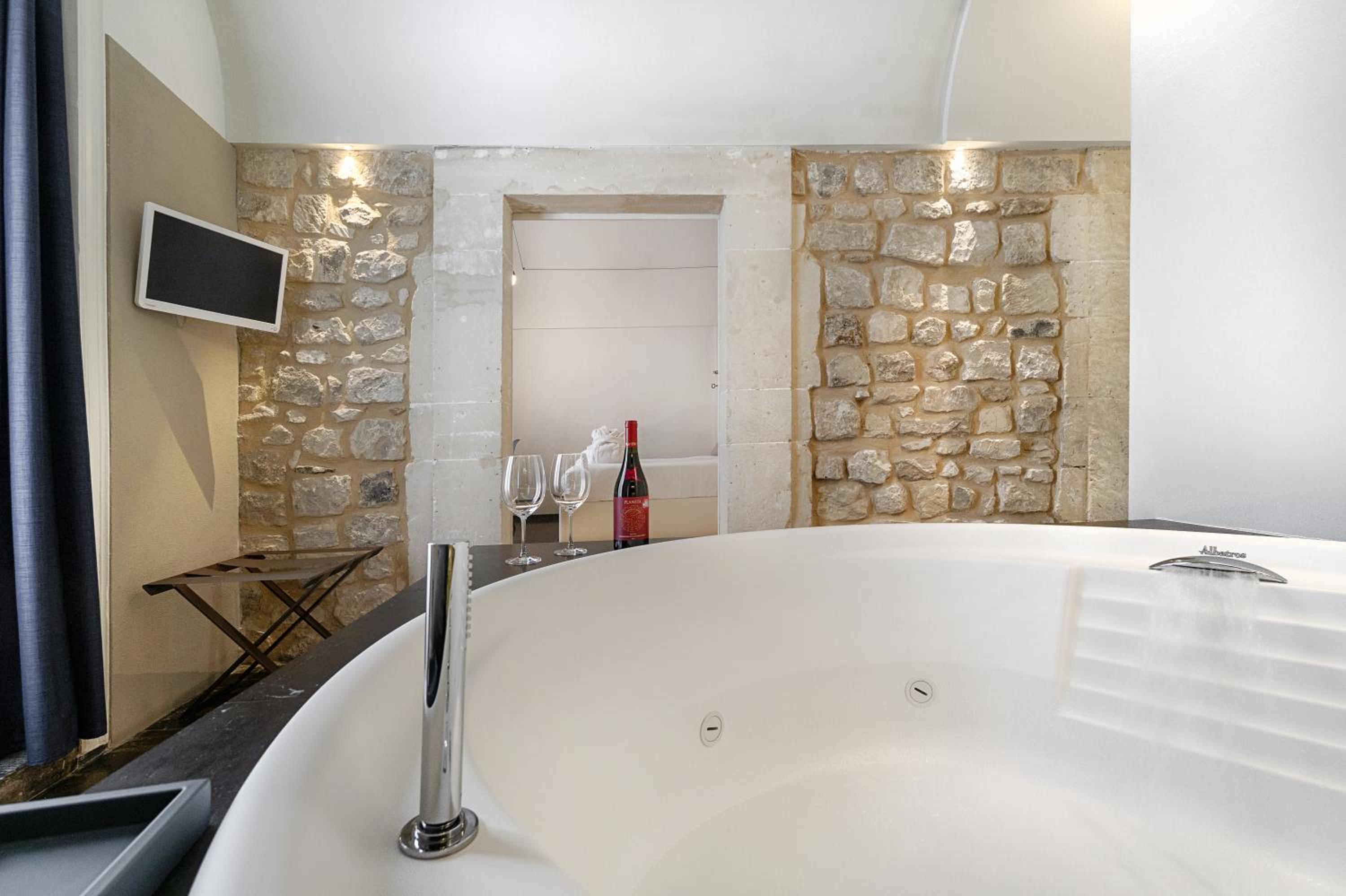 Queen Suite with Spa Bath