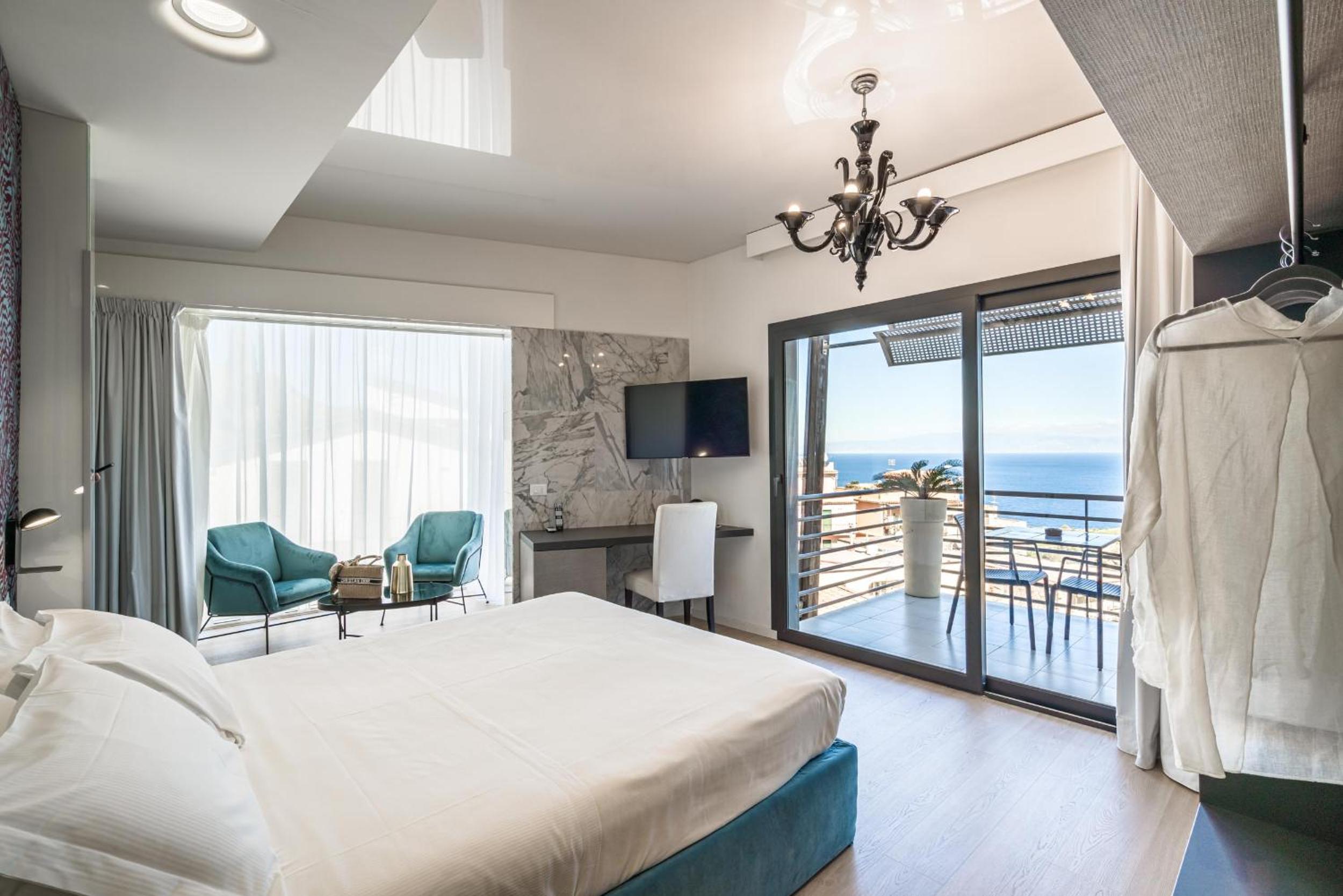 Deluxe Double Room with Balcony and Sea View