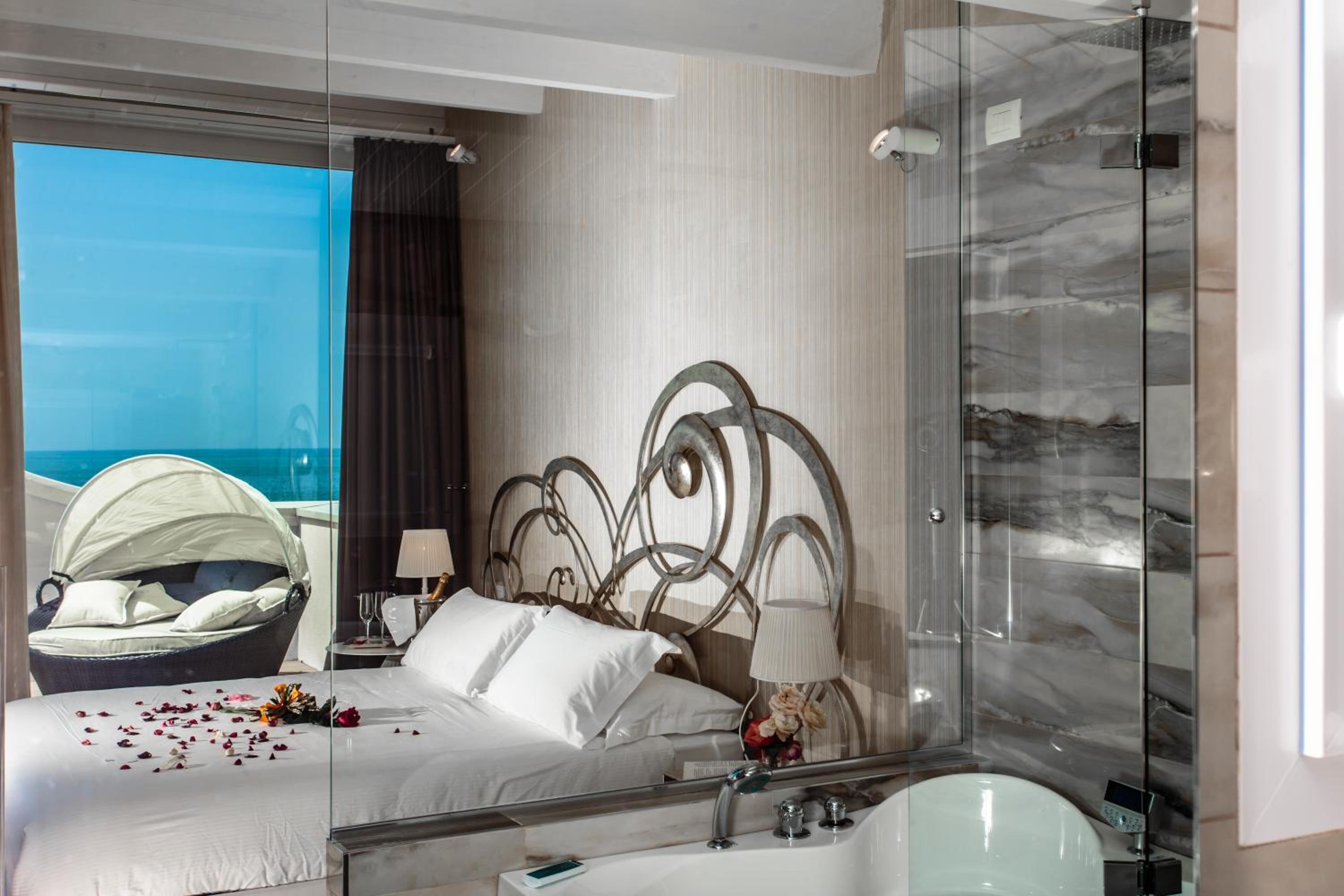 Queen Suite with Sea View and Hot Tub