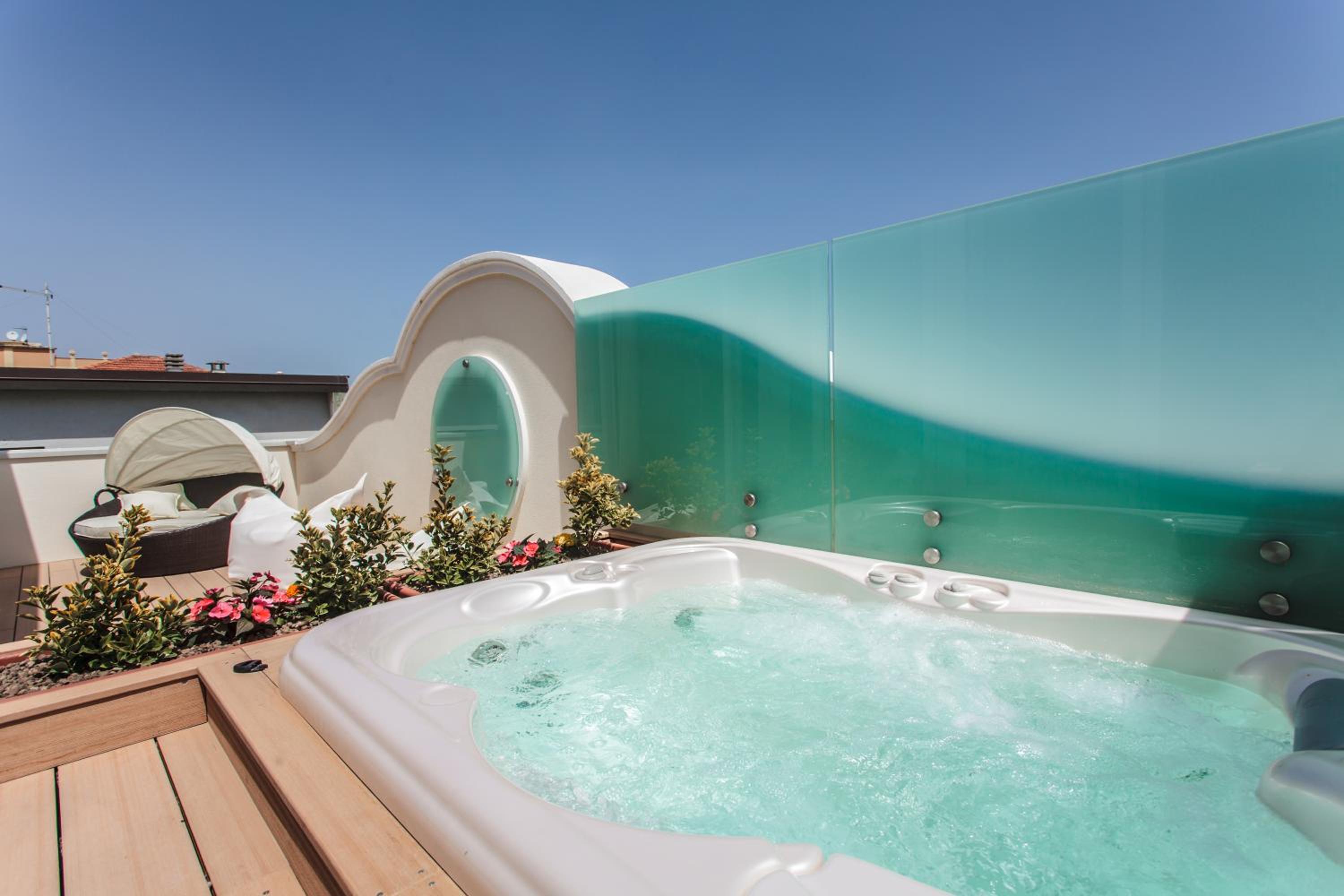 Queen Suite with Sea View and Hot Tub