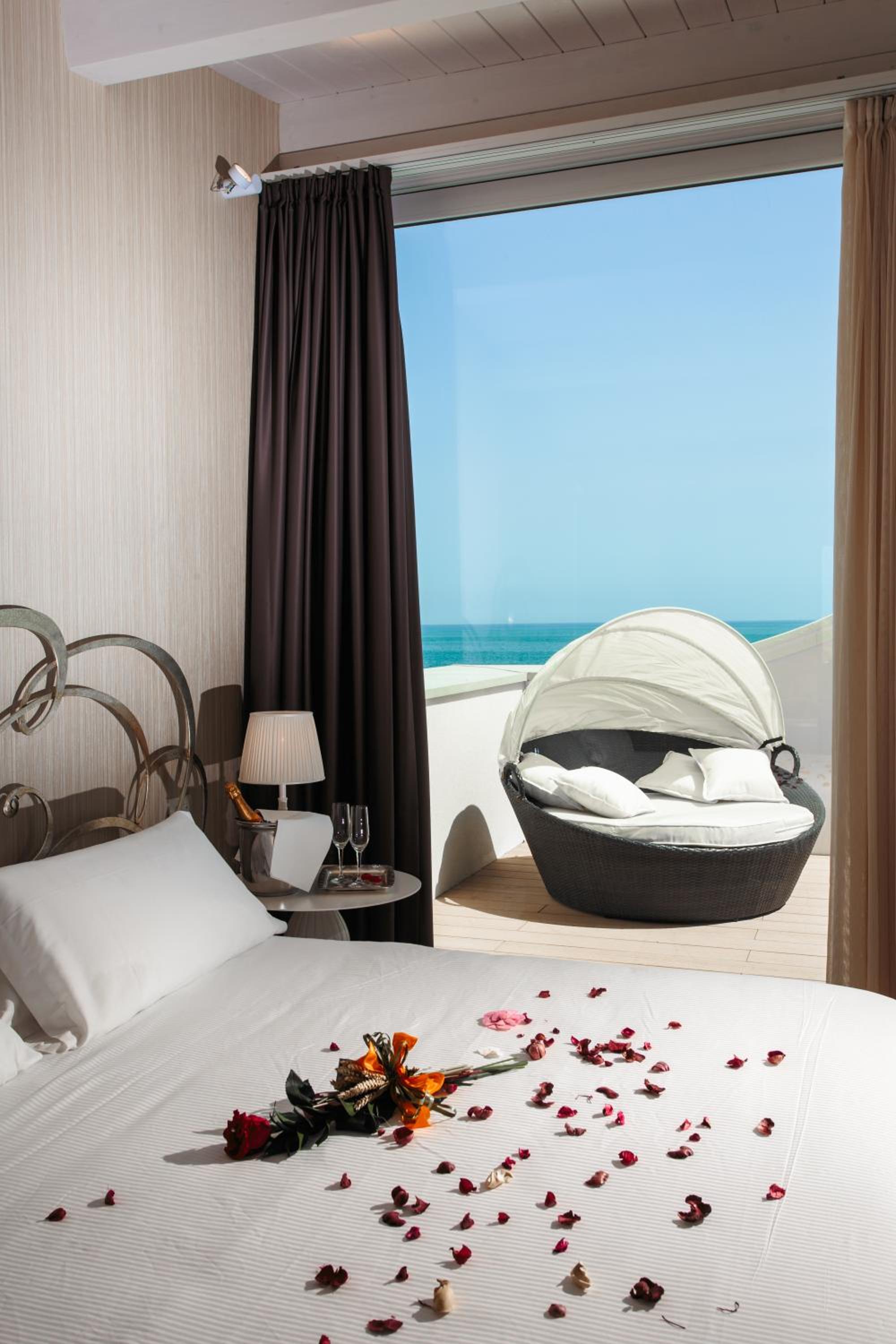 Queen Suite with Sea View and Hot Tub