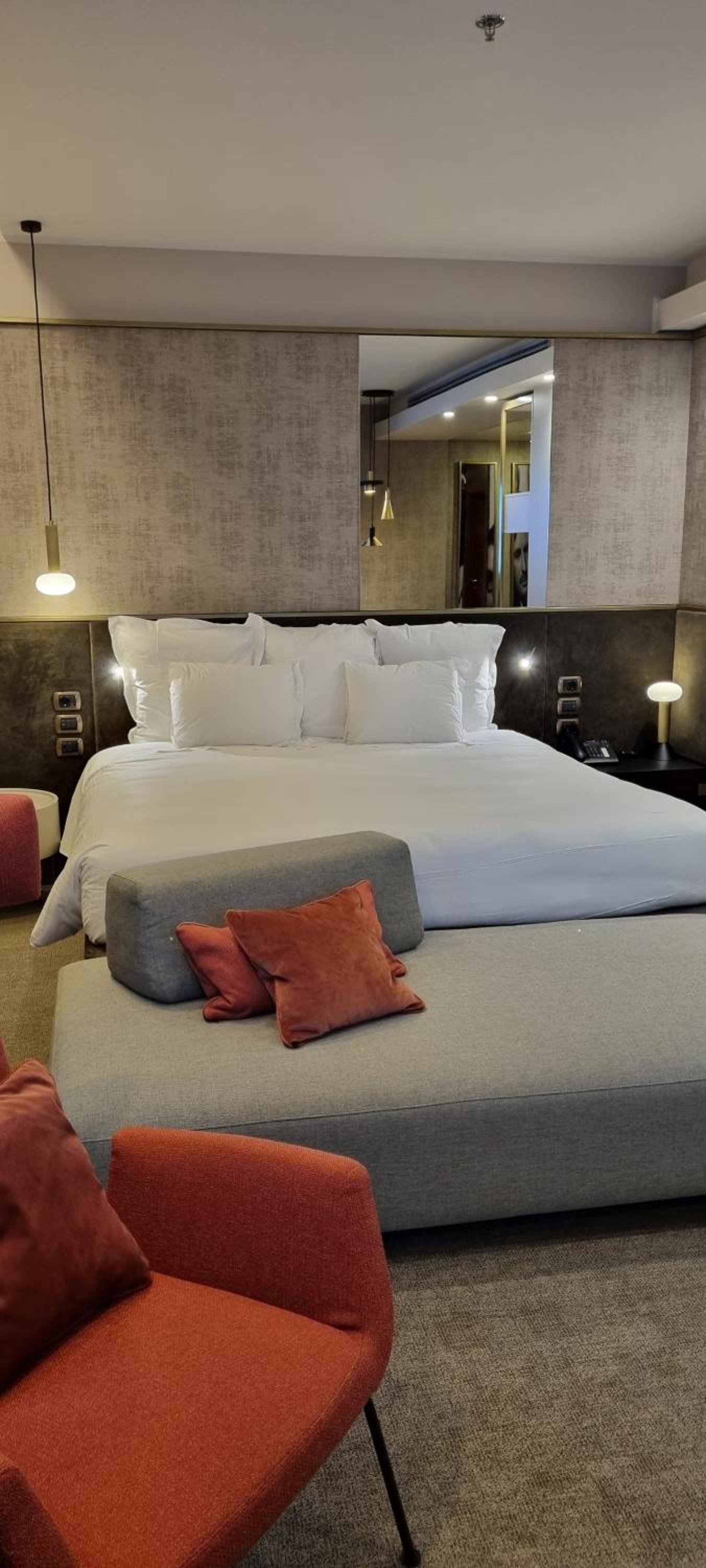 Deluxe One-Bedroom Junior King Suite 