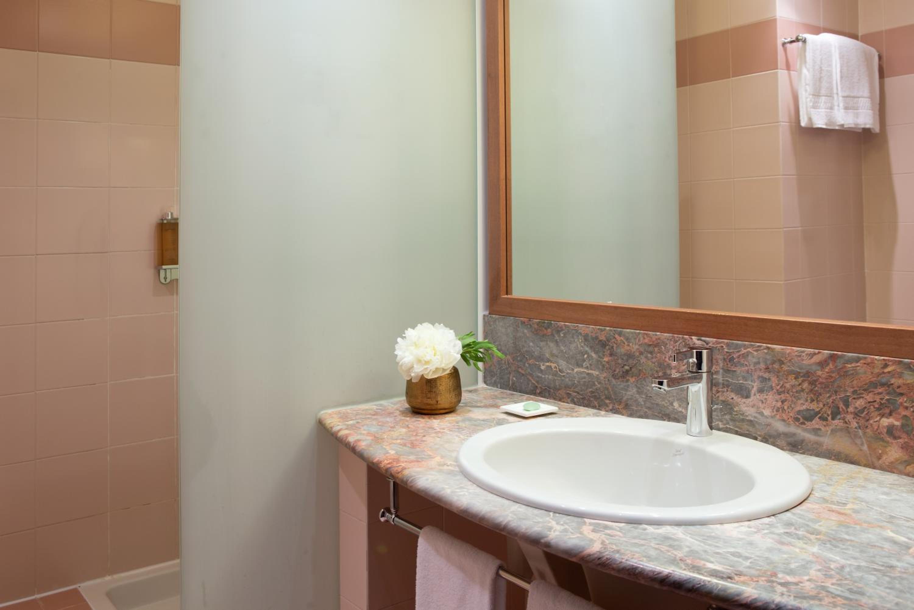 Family Room (2 Adults + 2 Children)