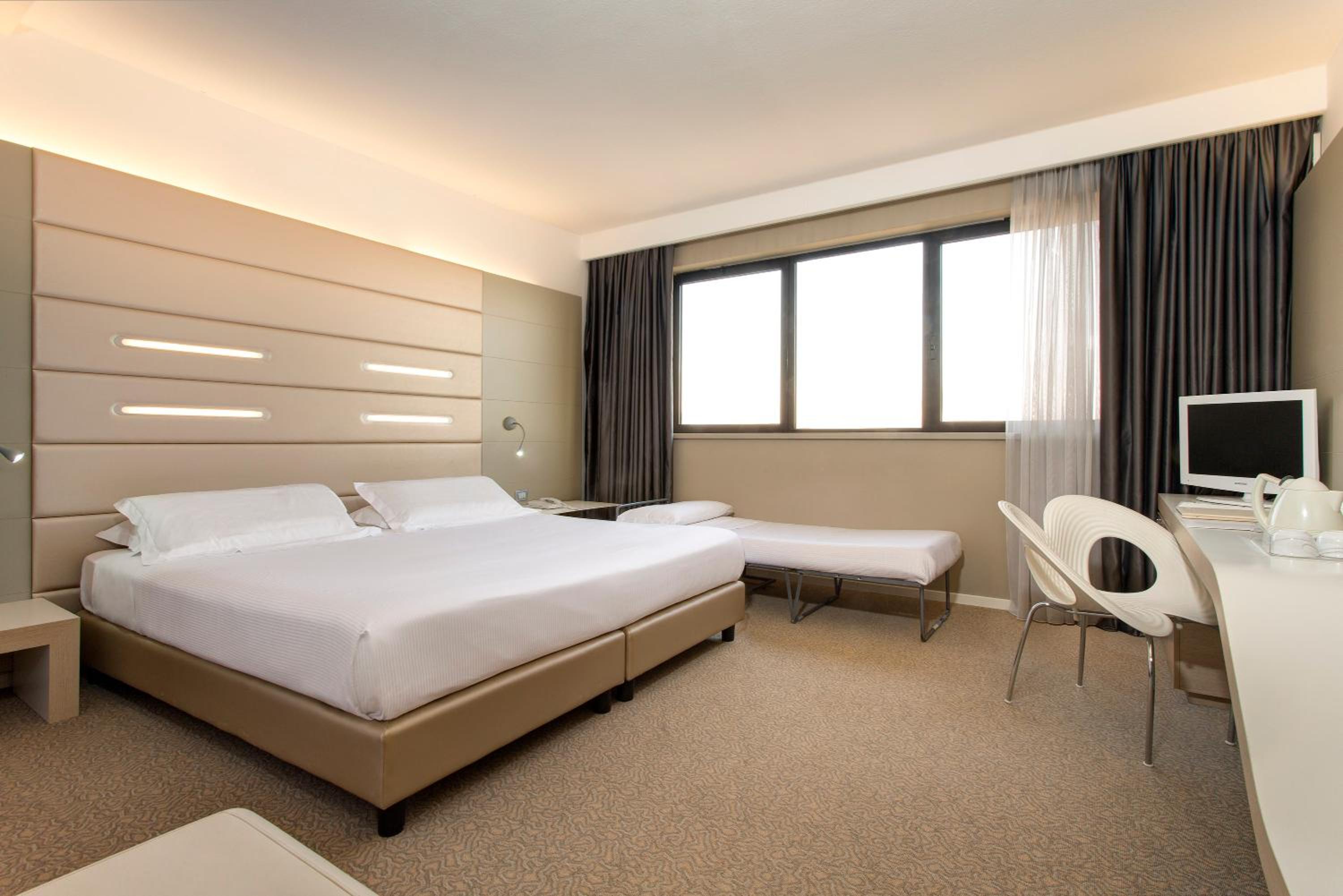 Standard King Room with Single Bed
