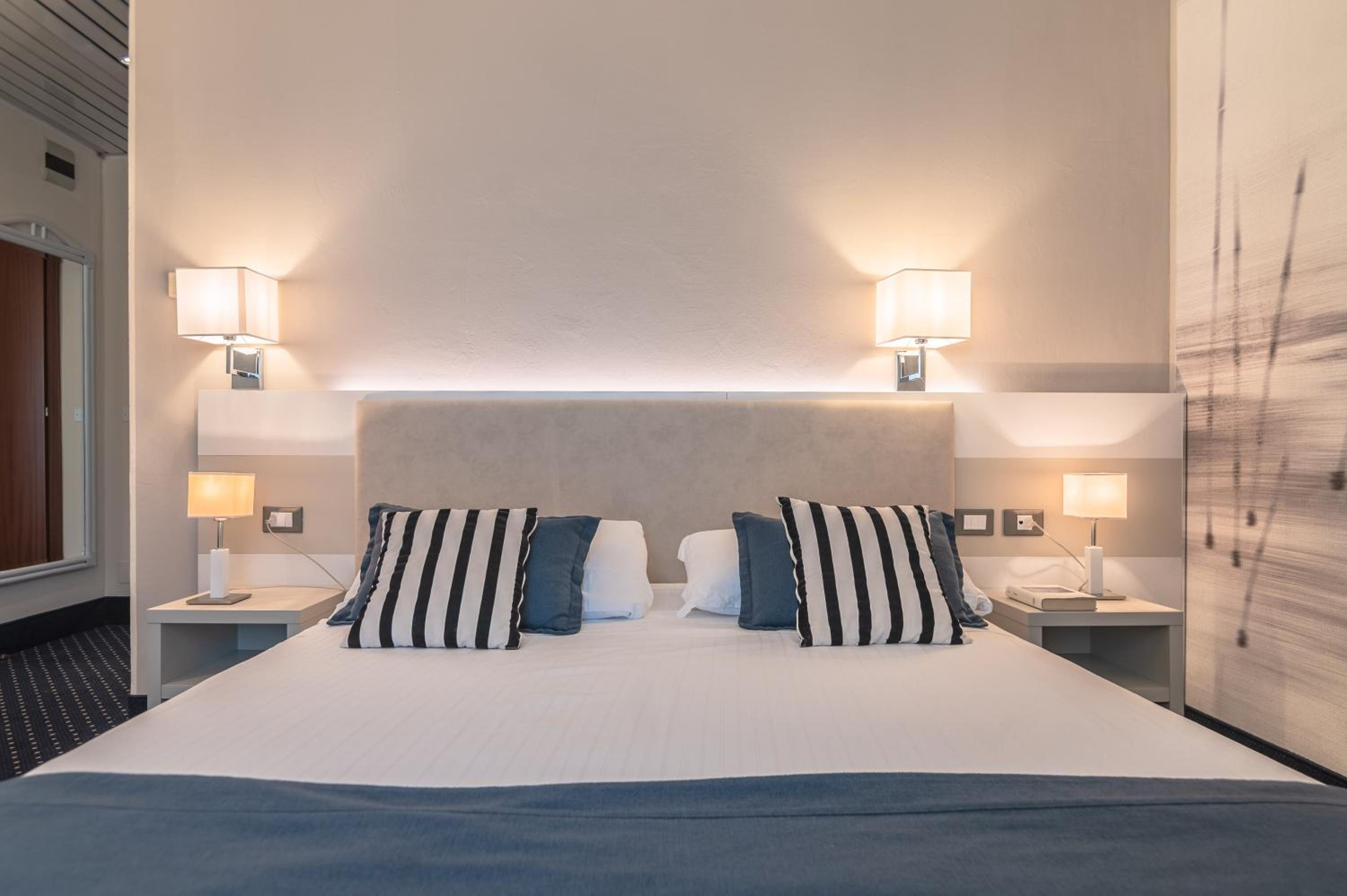 Classic Quadruple Room with Balcony and Lateral Sea View