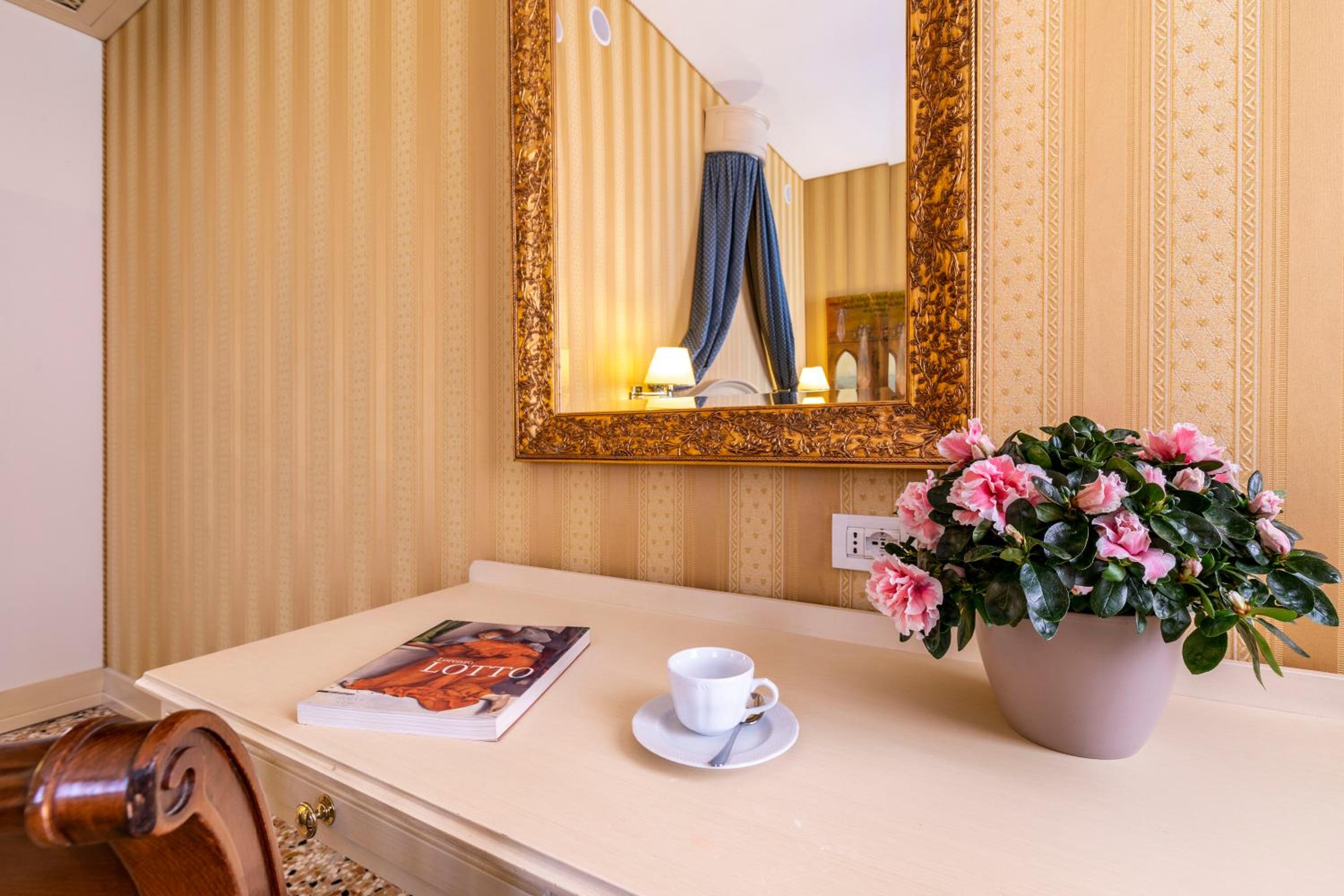 Suite with Canal View