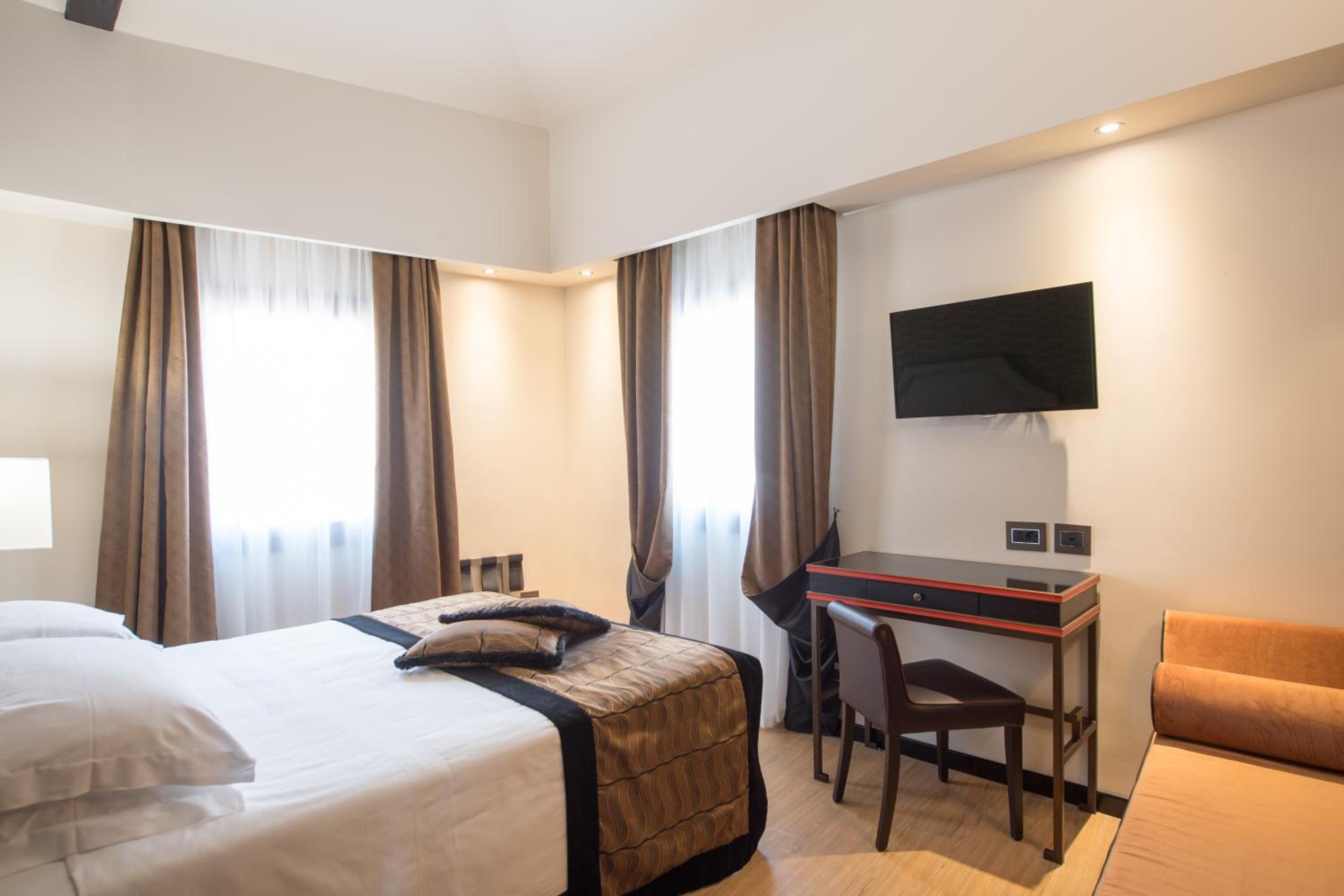 Charming Double Room with Street View and Altana