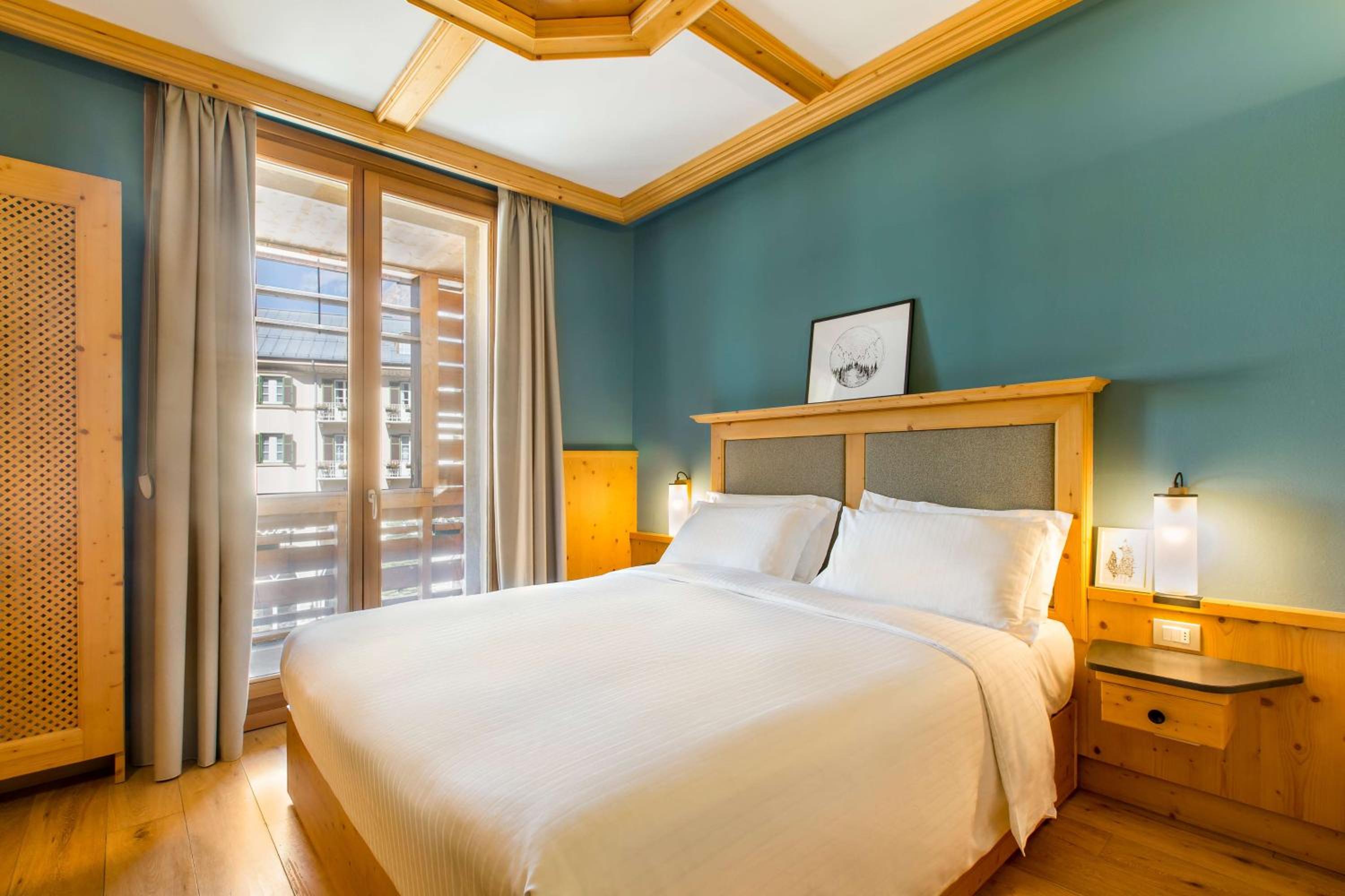 One-Bedroom Apartment with Tofane Mountain View and Balcony
