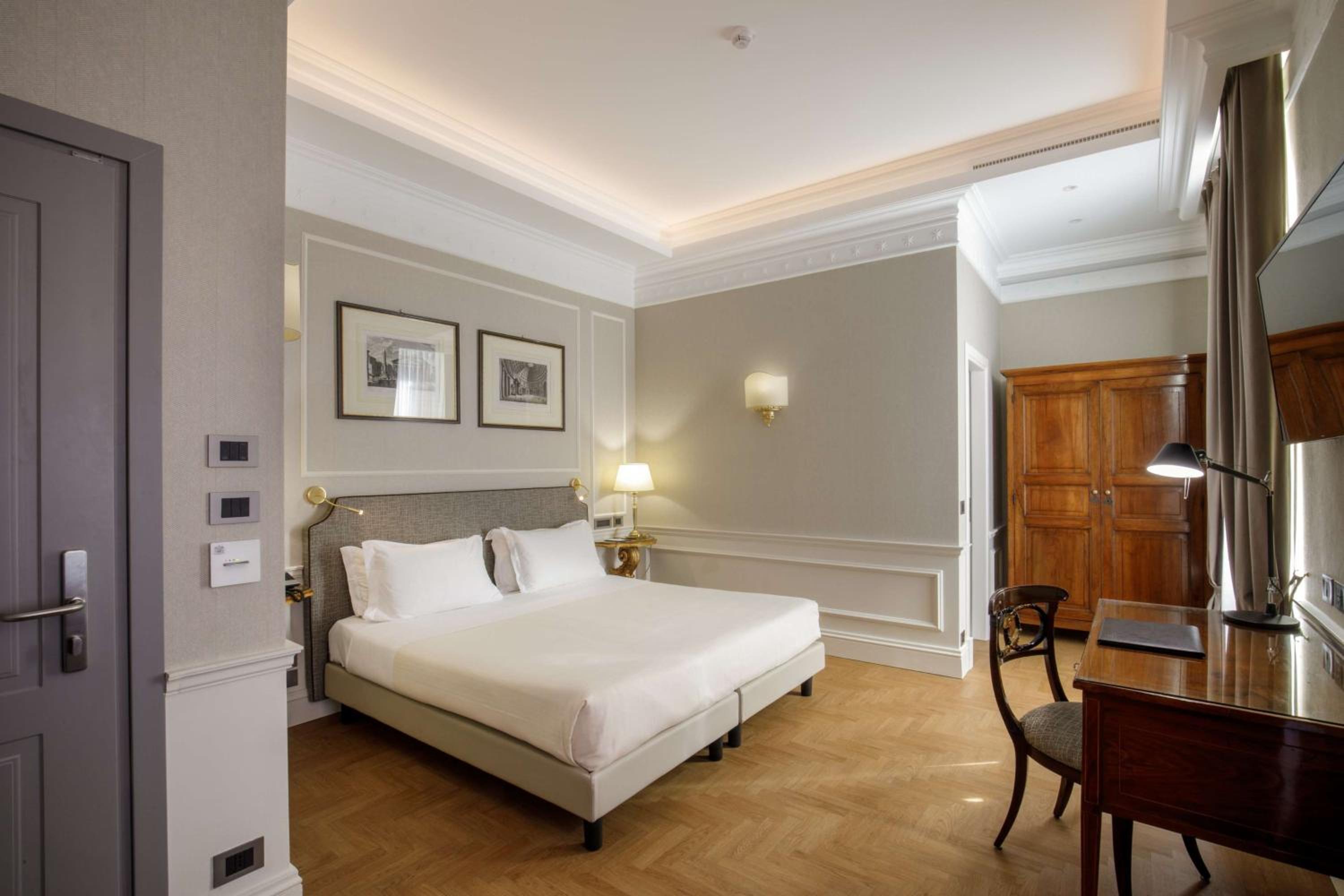 Family Room with One King Bed and One Queen Bed - Non-Smoking