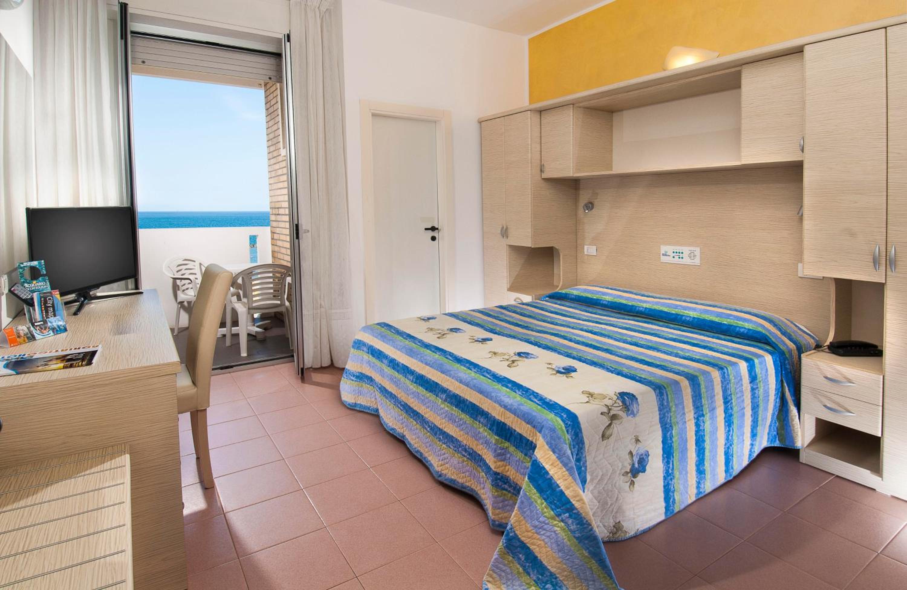 Double or Twin Room with Sea View