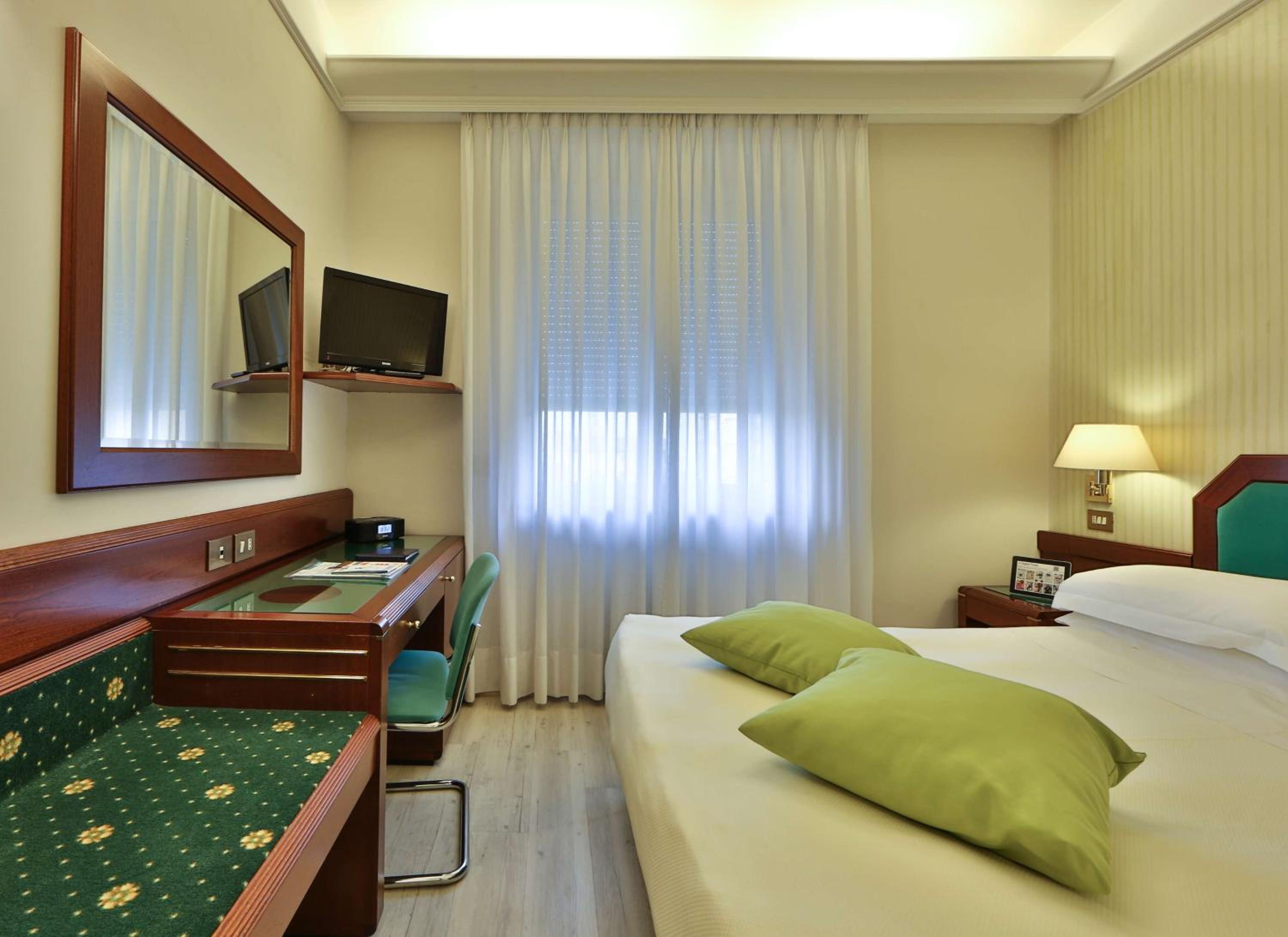 Standard Queen Room