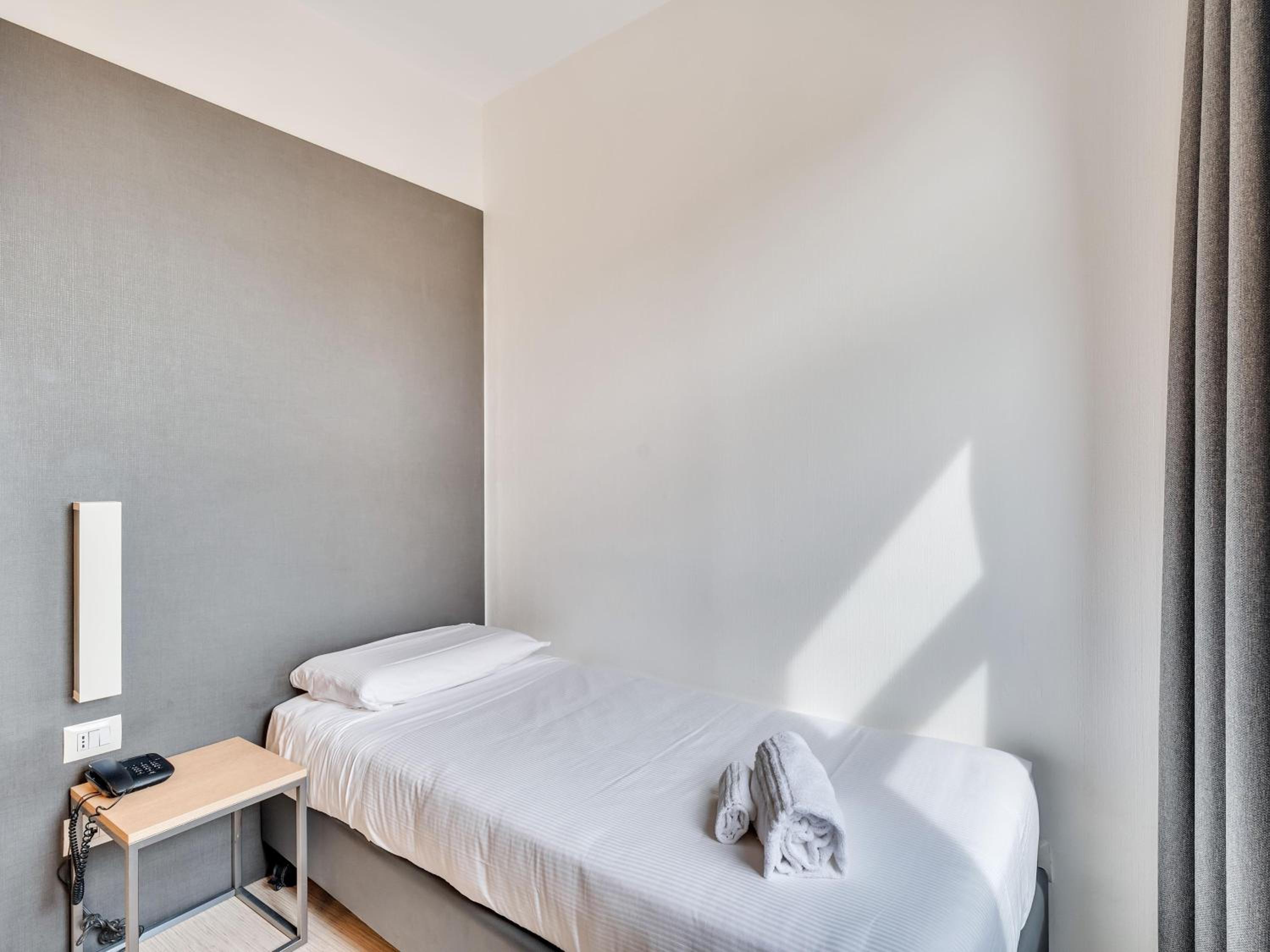 Queen Room (1 Adult)