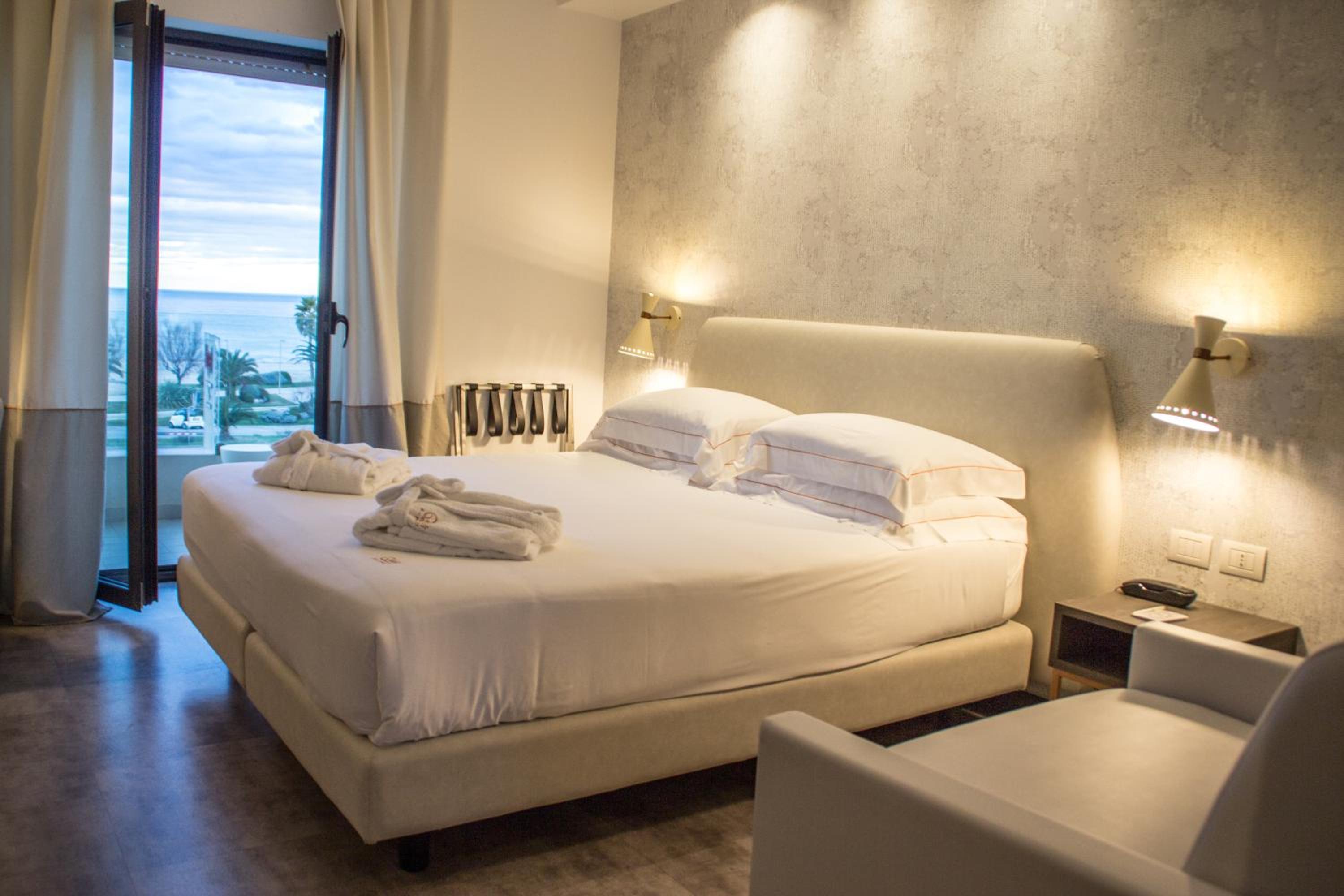 Deluxe Queen Room with Sea View