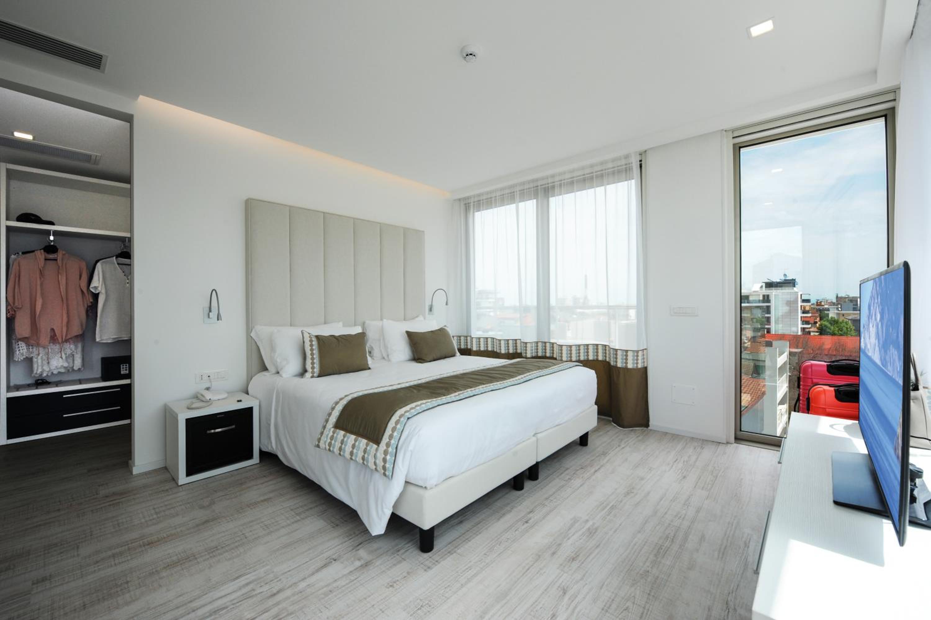 Deluxe Double or Twin Room with Balcony and Beach Access