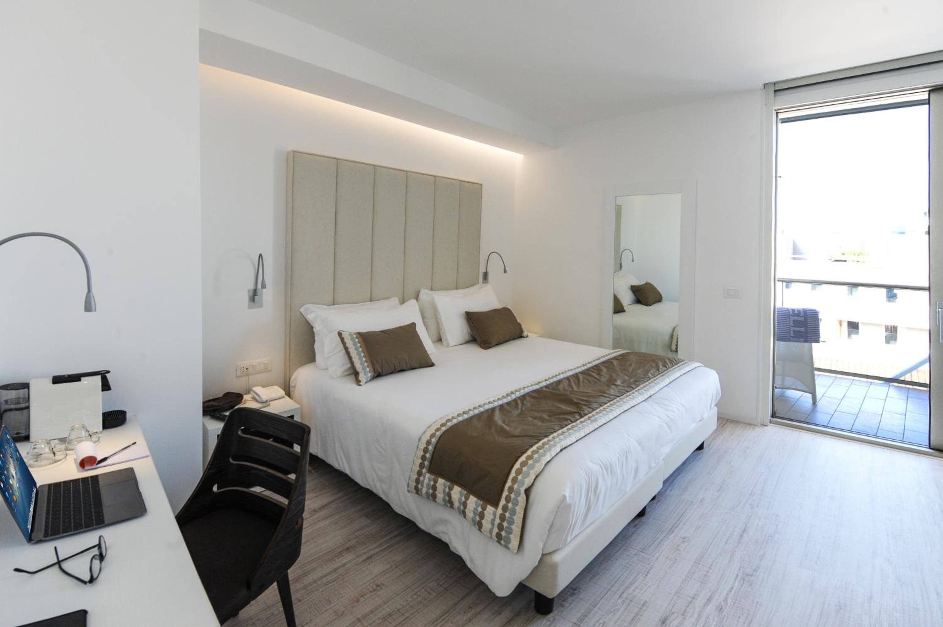 Deluxe Double or Twin Room with Balcony and Beach Access