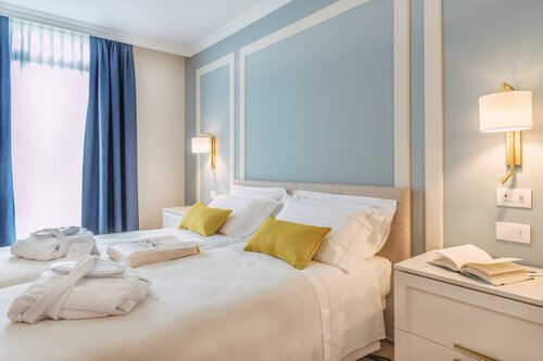 Double Room Single Use with Balcony в Sky Pool Hotel Sole Garda