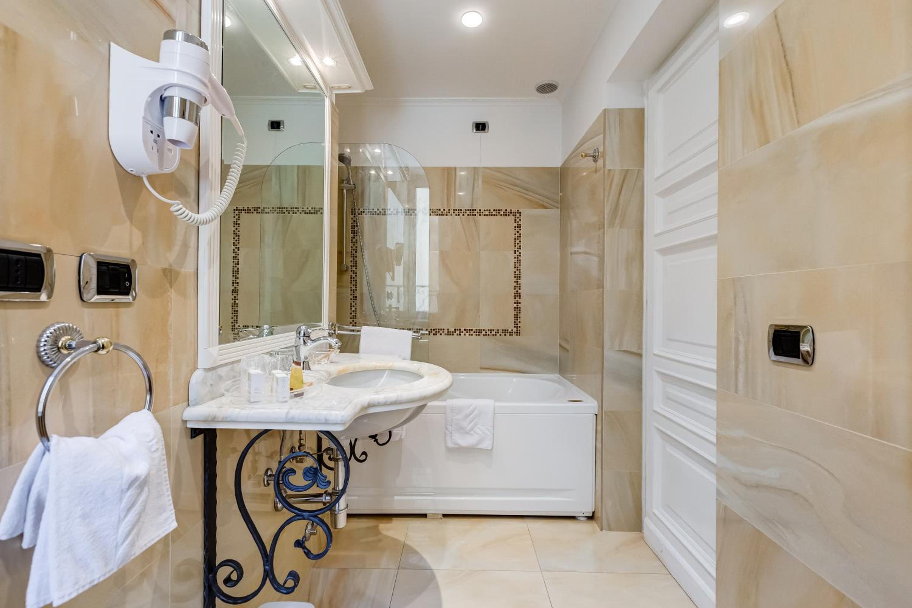 Junior Suite (2 Adults)