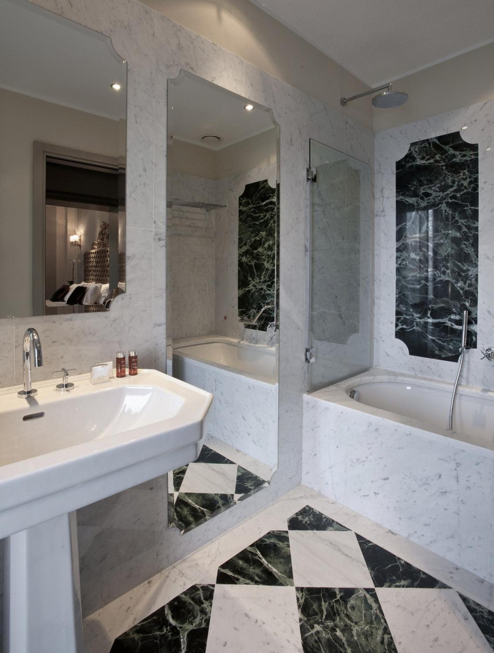 Deluxe Double or Twin Room with Lake View