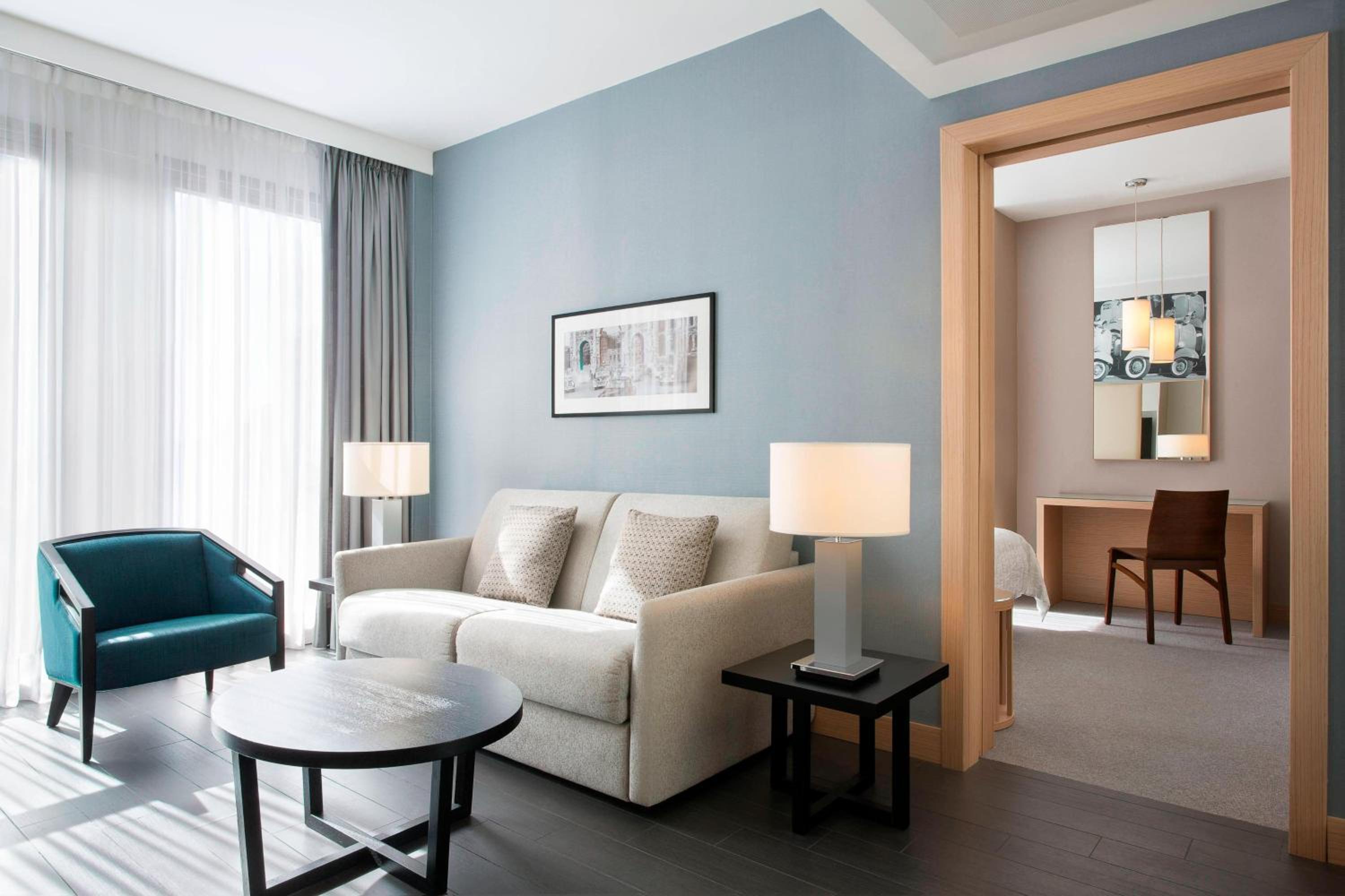 Premier Suite, 1 Bedroom 2 room Suite, 1 King, Sofa bed