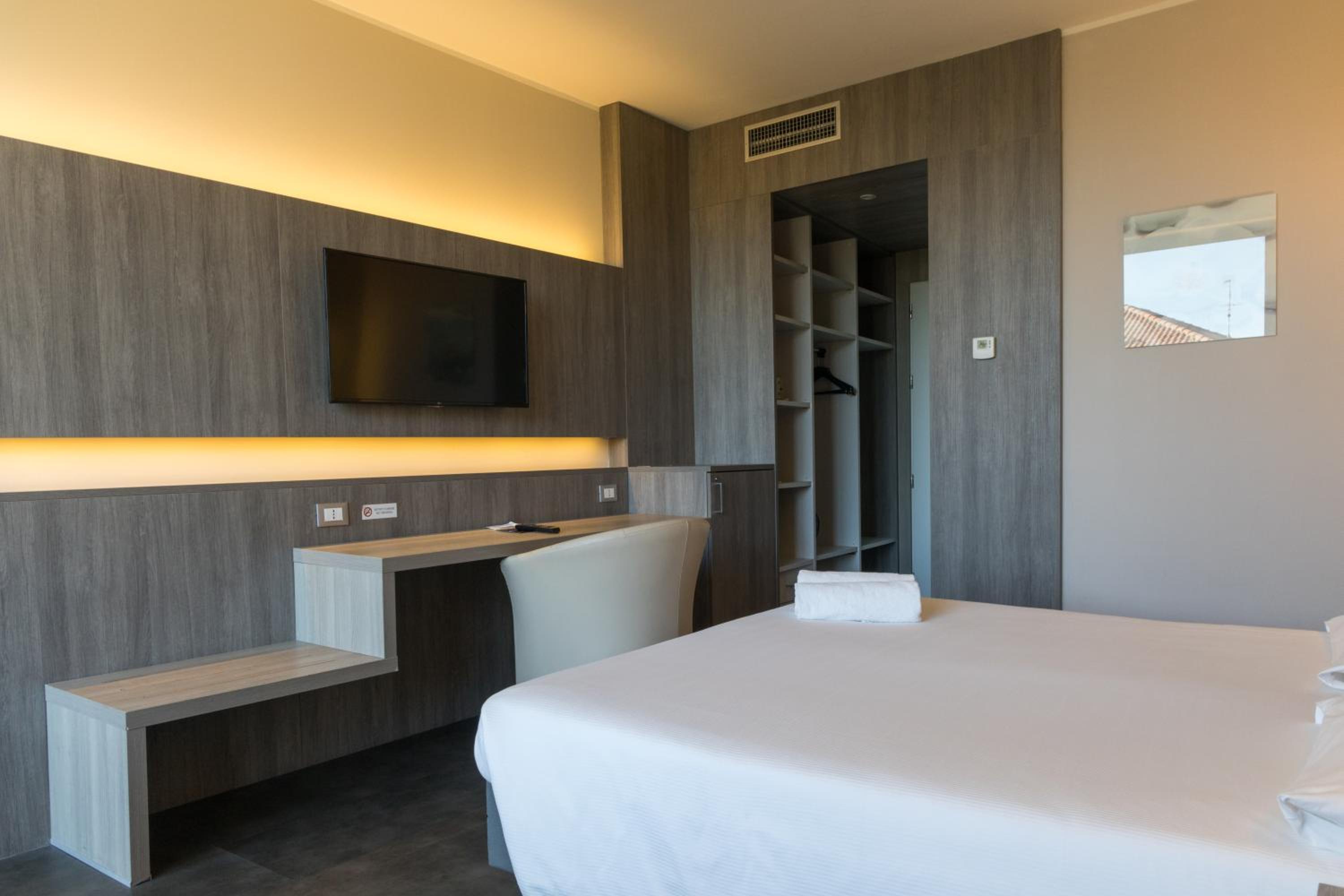 Double Room (1 Adult)