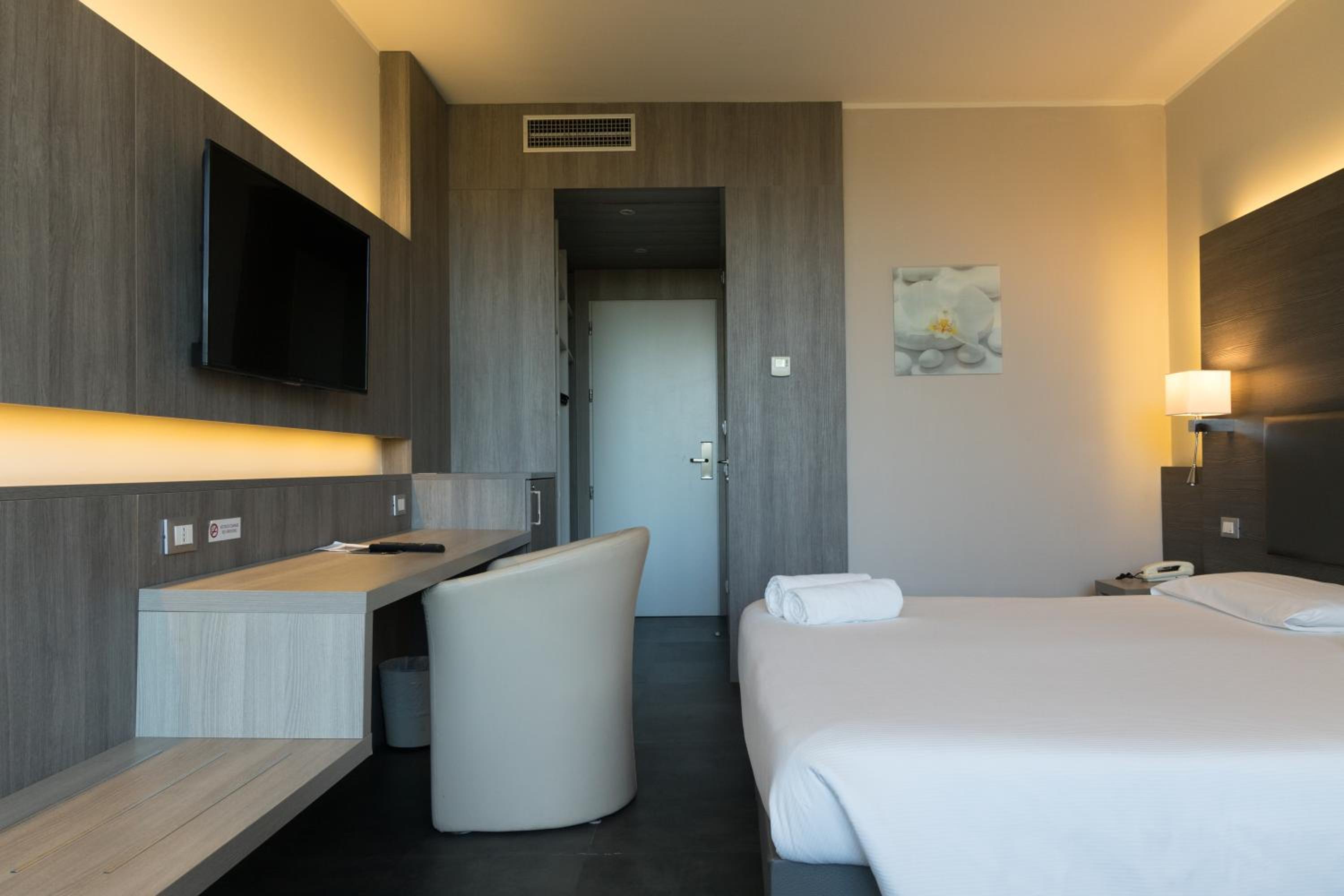 Double Room (1 Adult)