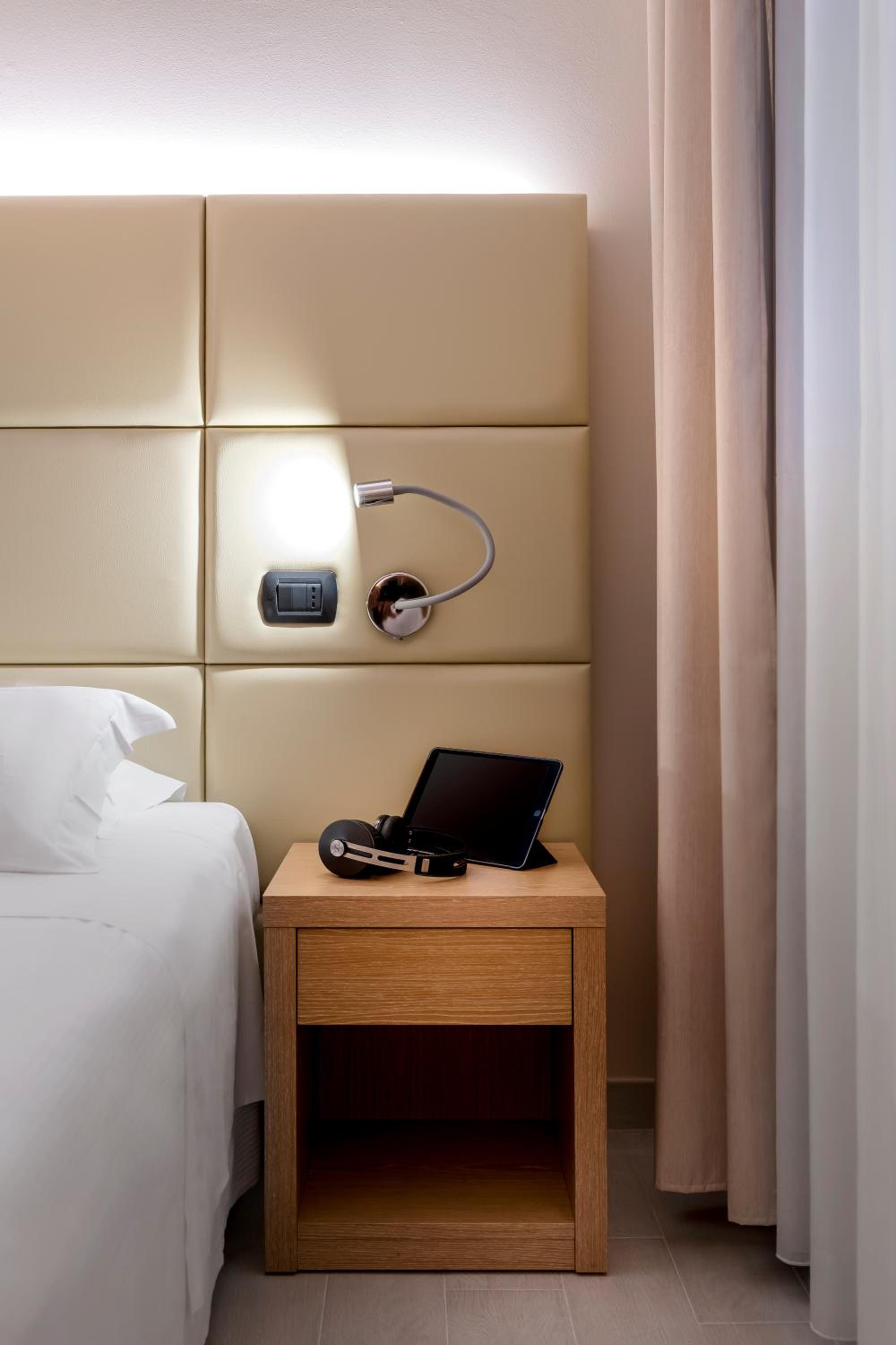 Standard Queen Room with Single Bed - Non-Smoking