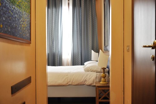 Camera Classic con letto matrimoniale o 2 letti singoli, con divano letto e balconcino в Hotel San Guido