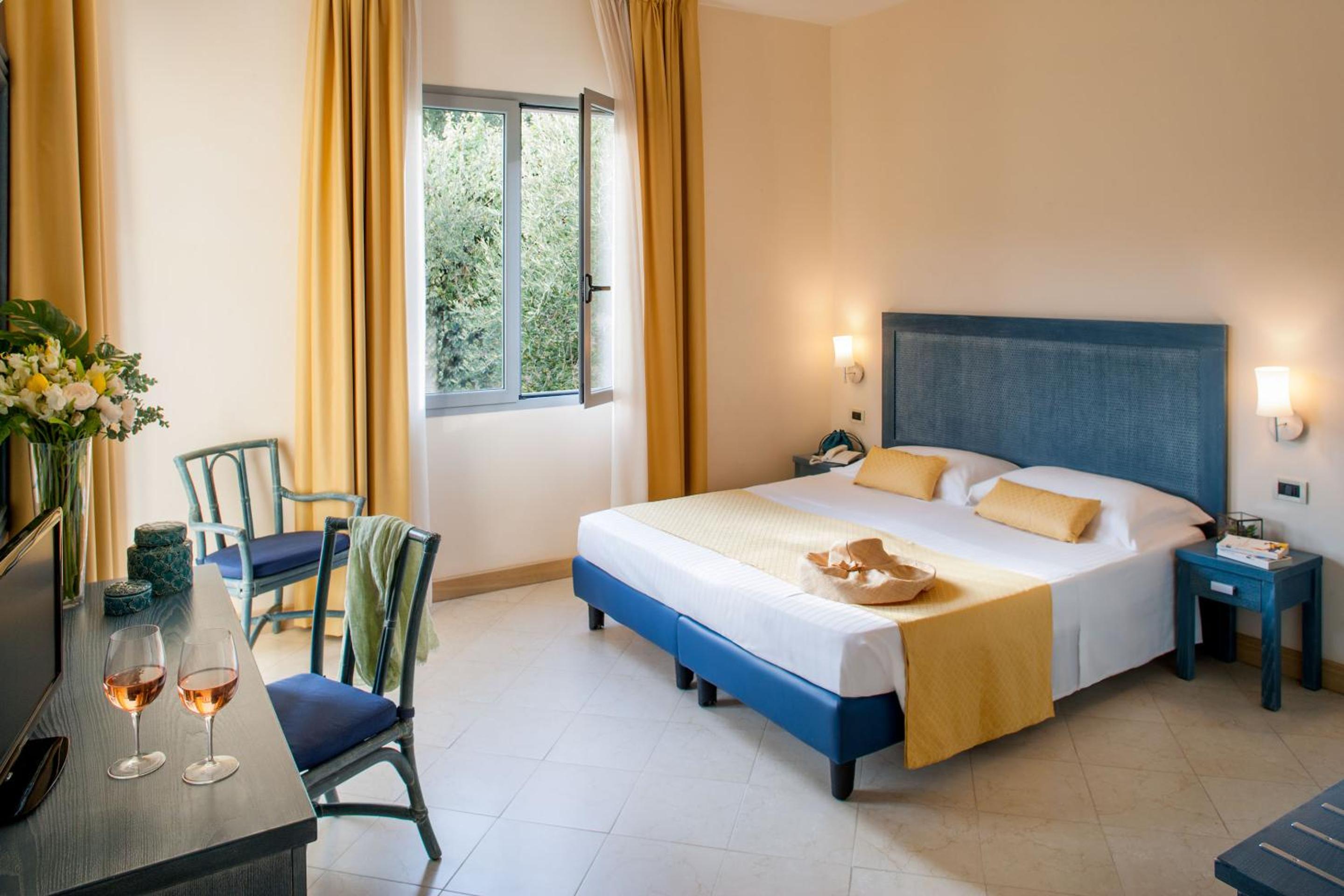  Double or Twin Room with Partial Sea View