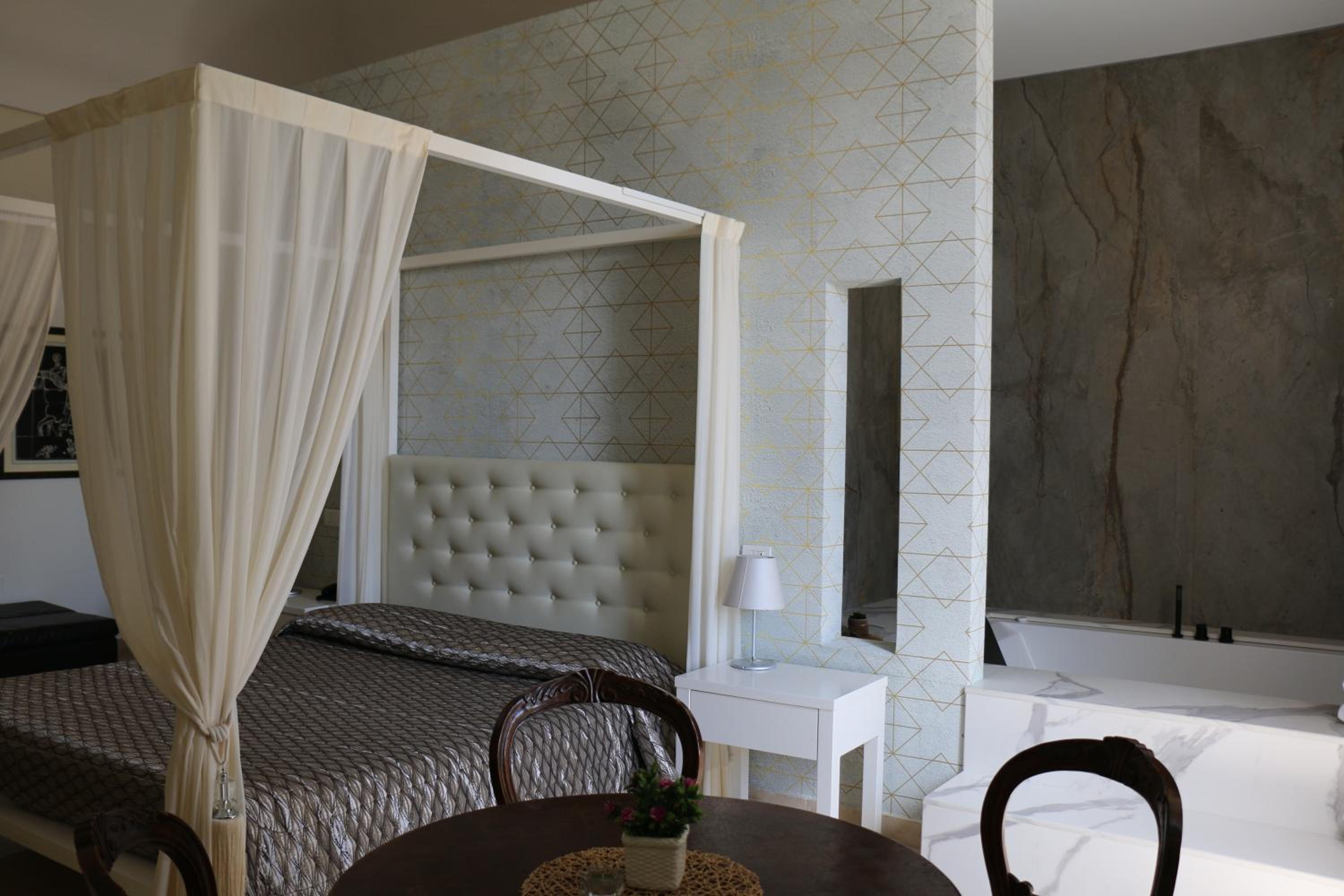 Queen Suite with Spa Bath