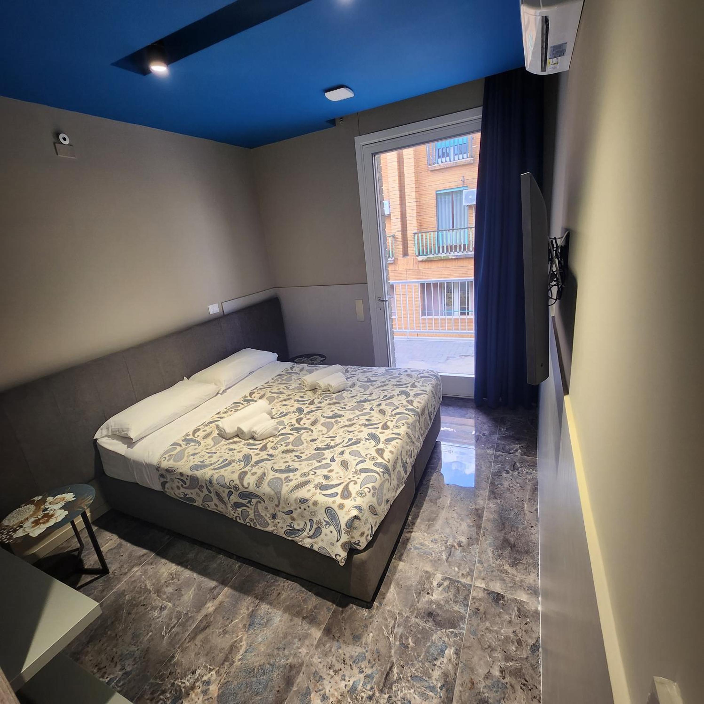 Deluxe Double Room with Side Sea View