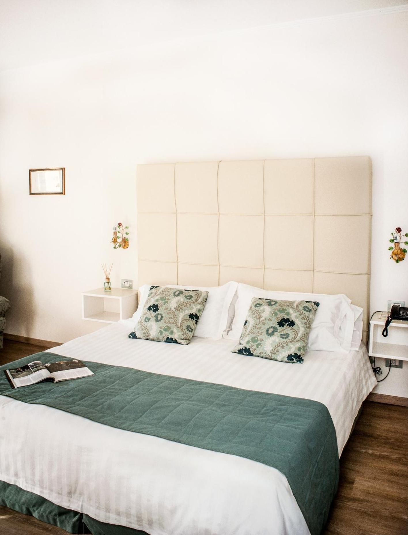 Deluxe Double or Twin Room with partial Lake View