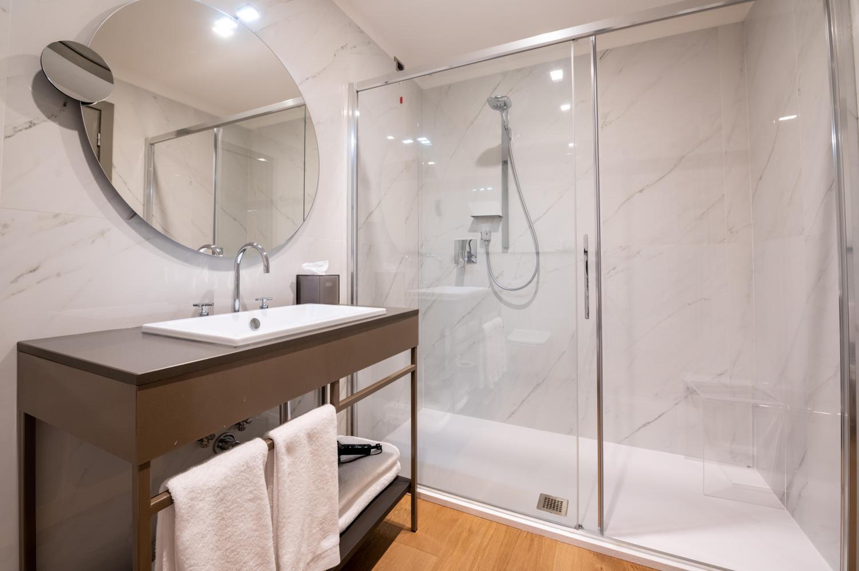 Deluxe Double Room with Patio and Side Sea View