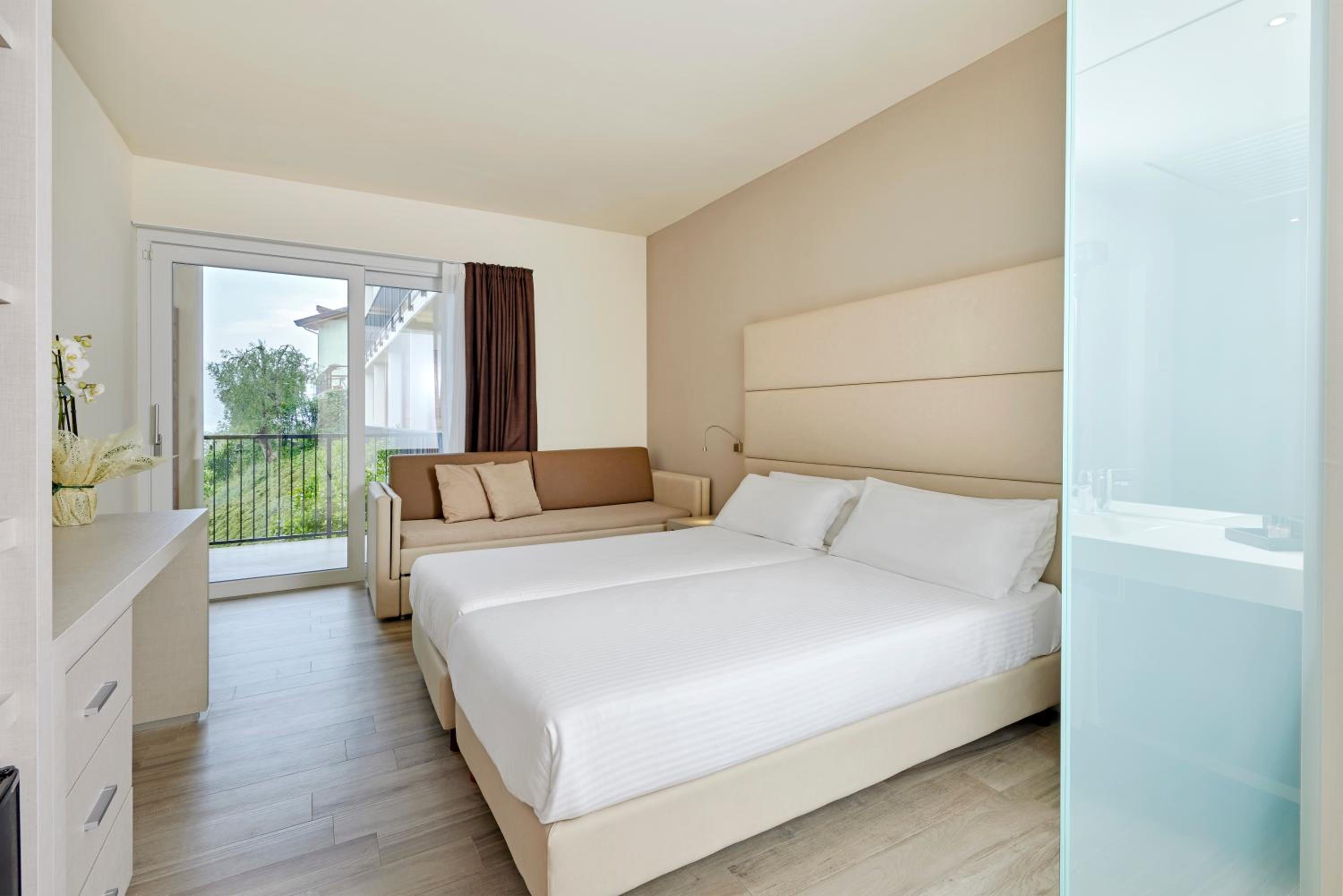 Superior Double Room with Balcony and Lake View