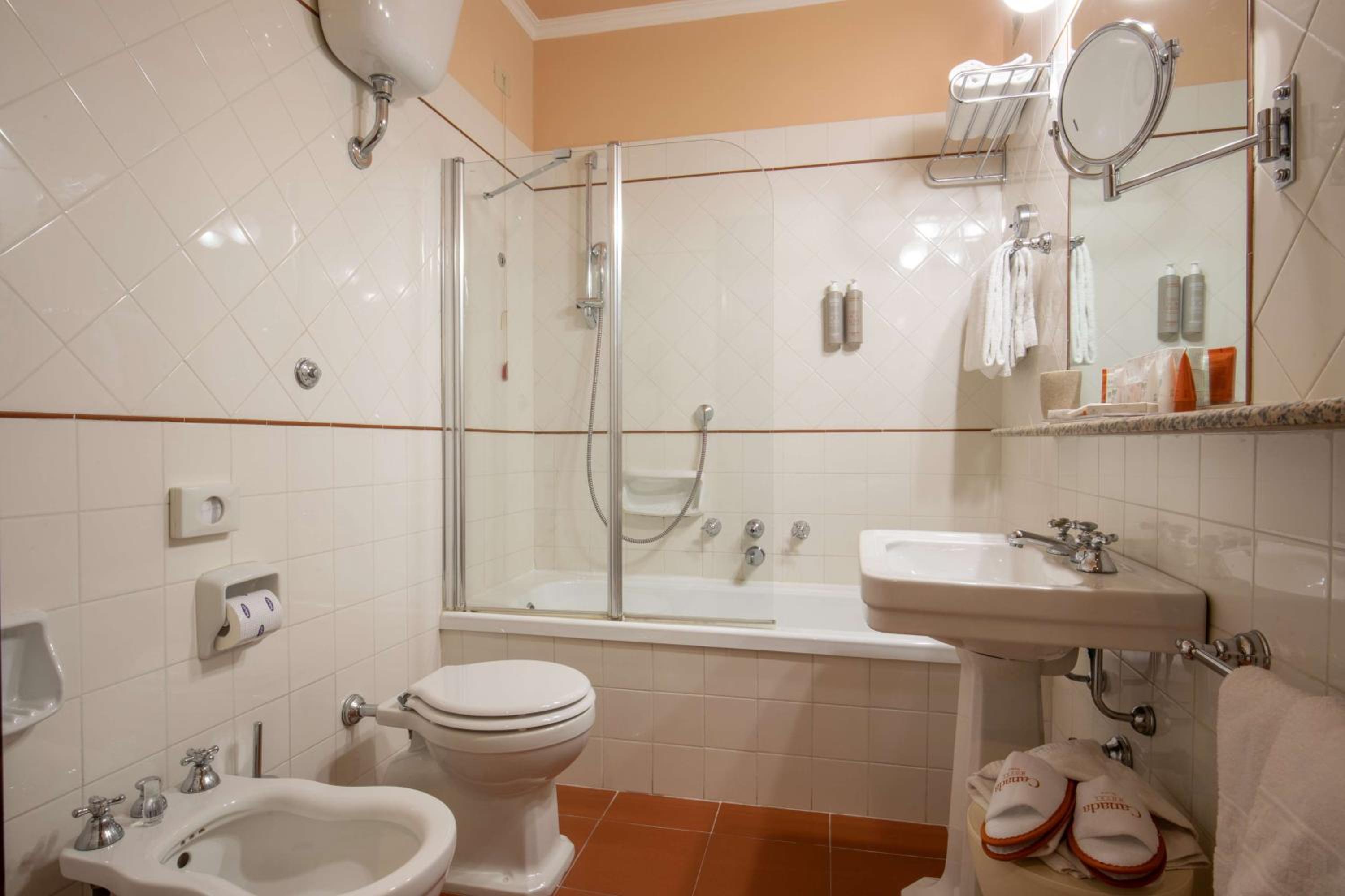 Standard Queen Room - Non-Smoking